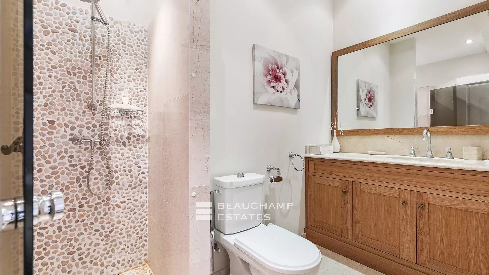 Villa néo-provençale de 5 chambres sur les hauteurs de Cannes Neo-Provencal villa with 5 bedrooms on the heights of Cannes