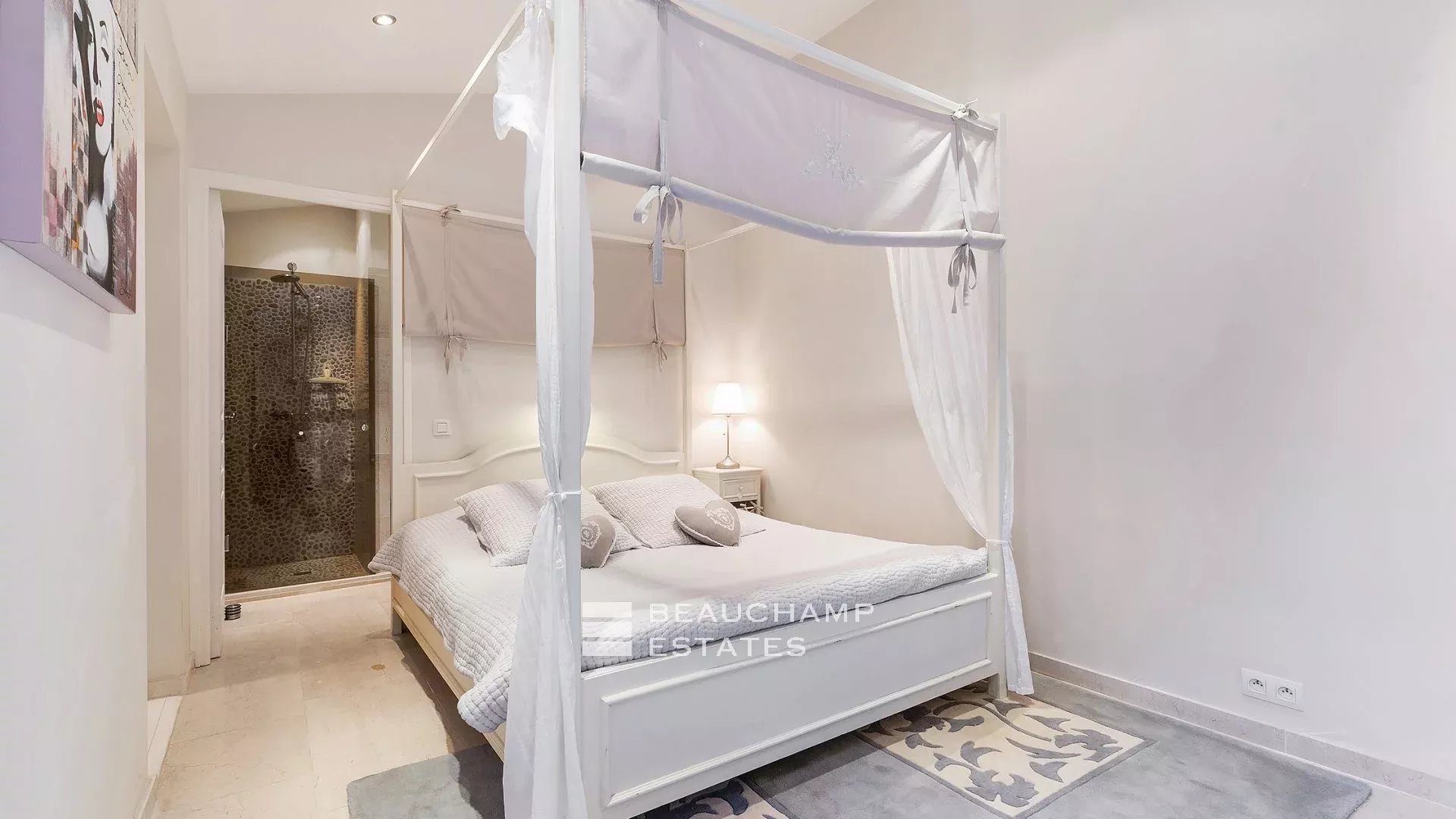 Villa néo-provençale de 5 chambres sur les hauteurs de Cannes Neo-Provencal villa with 5 bedrooms on the heights of Cannes