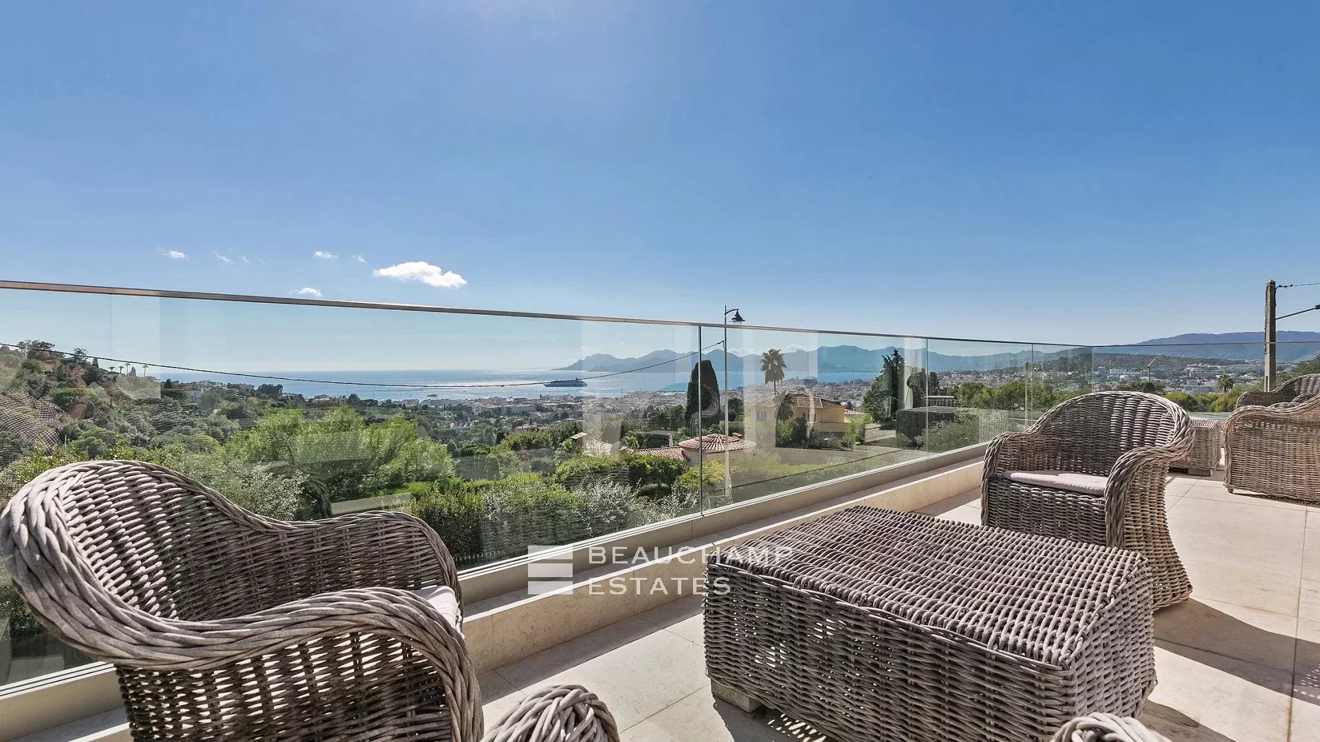 Villa néo-provençale de 5 chambres sur les hauteurs de Cannes Neo-Provencal villa with 5 bedrooms on the heights of Cannes