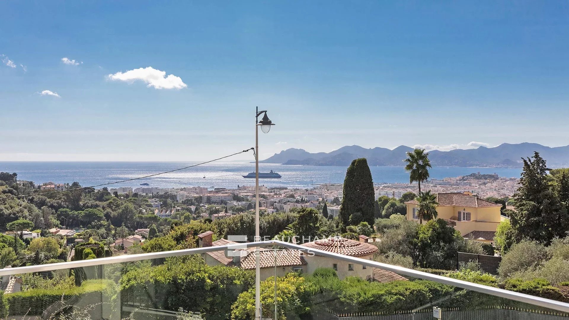 Villa néo-provençale de 5 chambres sur les hauteurs de Cannes Neo-Provencal villa with 5 bedrooms on the heights of Cannes