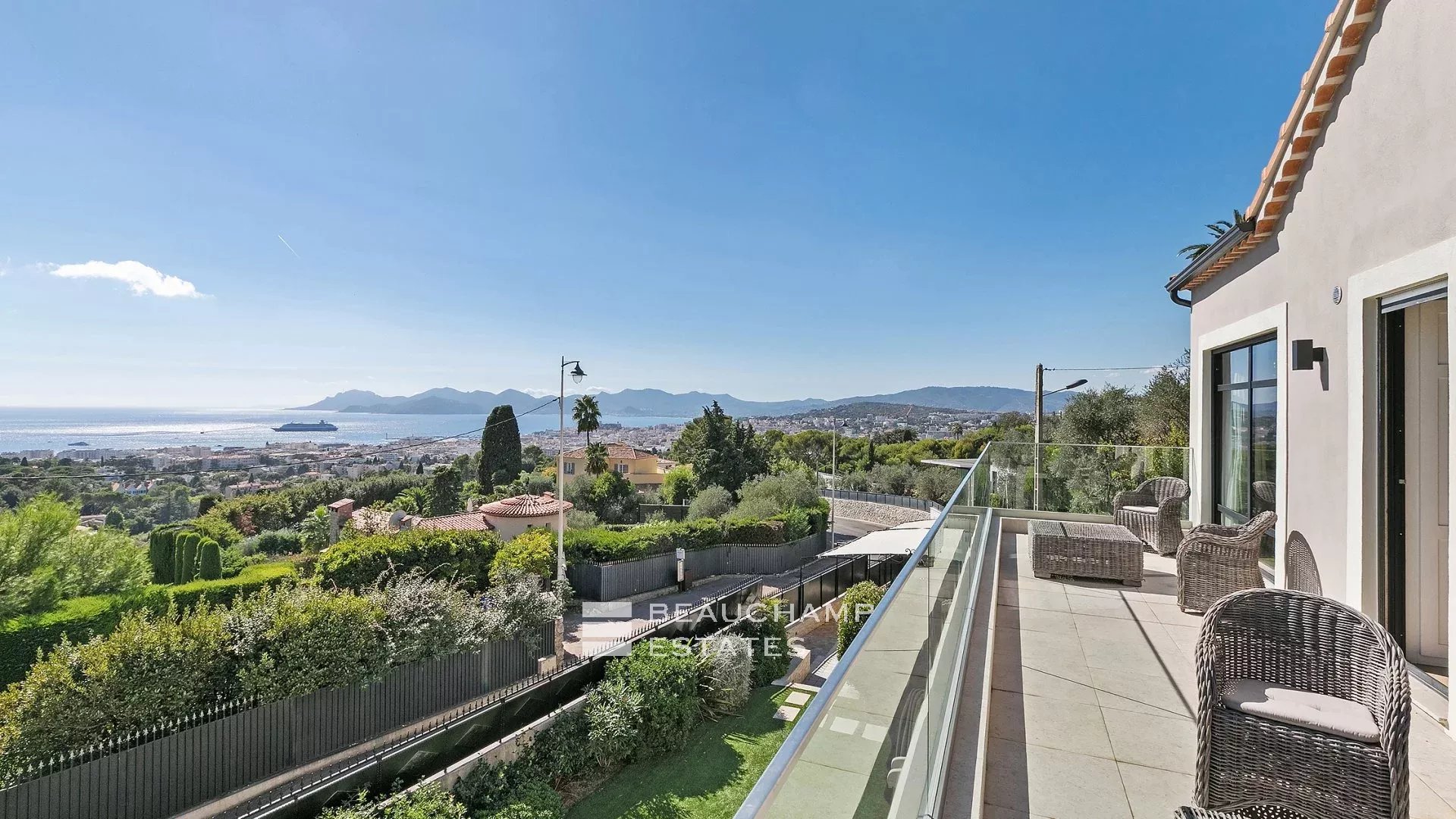 Villa néo-provençale de 5 chambres sur les hauteurs de Cannes Neo-Provencal villa with 5 bedrooms on the heights of Cannes