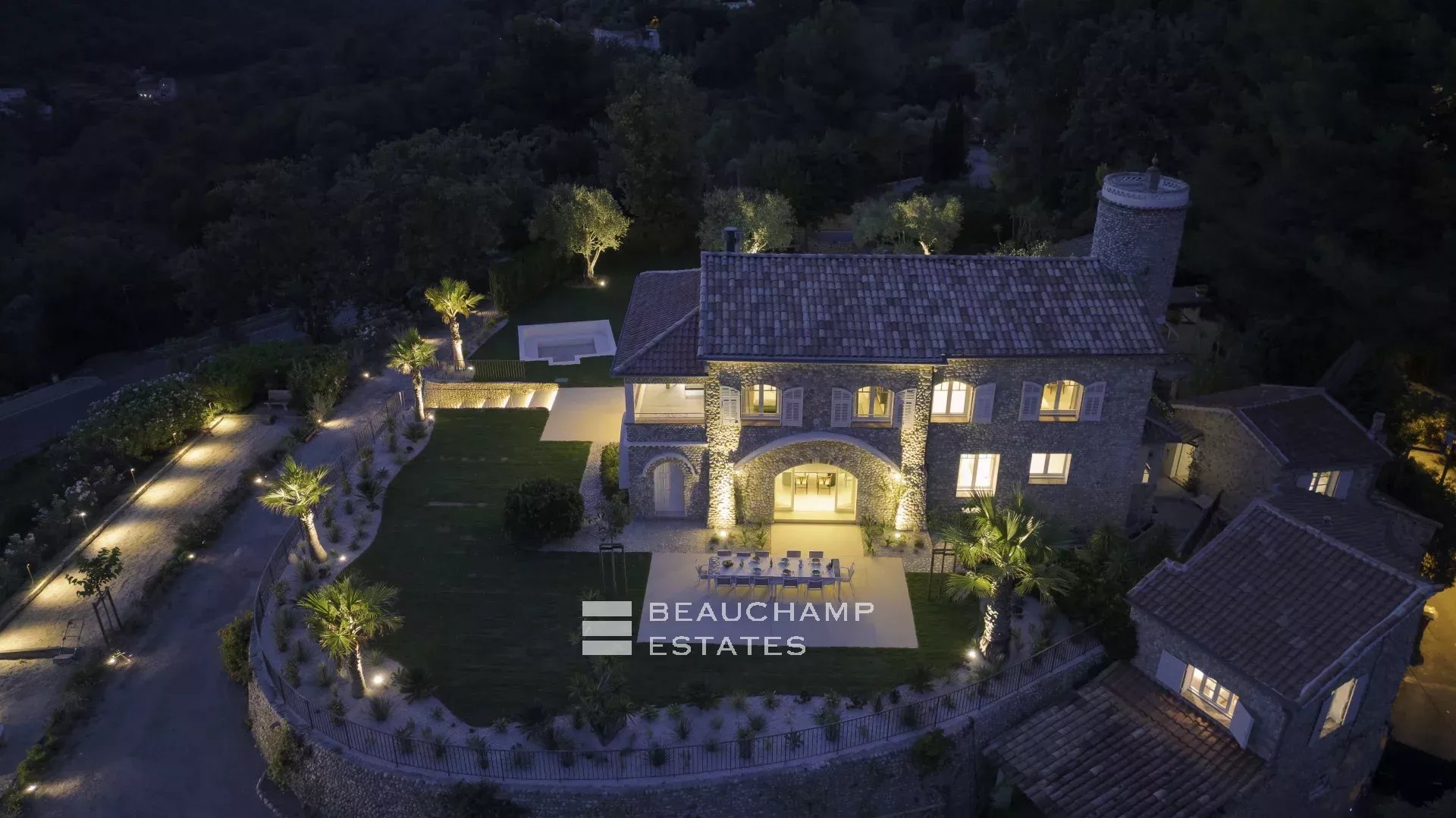 Villa néo-provençale de 7 chambres avec vue époustouflante sur le village de de Saint Paul de Vence Neo-Provençal villa with 7 bedrooms and breathtaking views of the village of Saint Paul de Vence