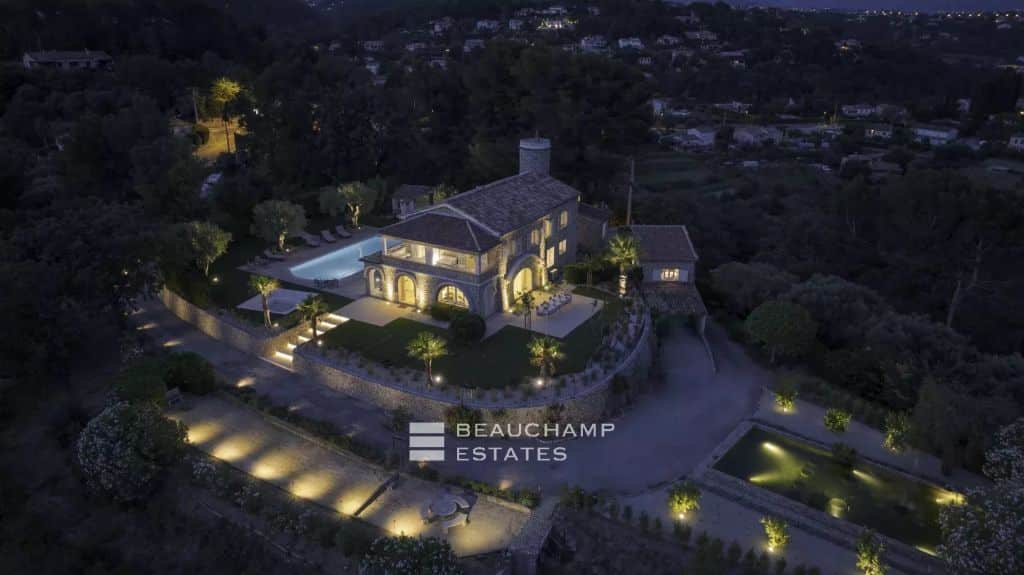 Neo-Provençal villa with 7 bedrooms and breathtaking views of the village of Saint Paul de Vence