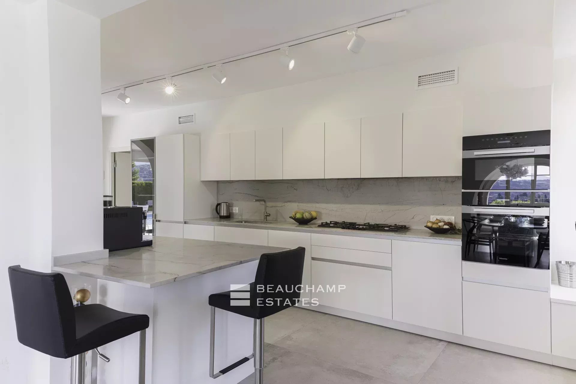 Villa néo-provençale de 7 chambres avec vue époustouflante sur le village de de Saint Paul de Vence Neo-Provençal villa with 7 bedrooms and breathtaking views of the village of Saint Paul de Vence