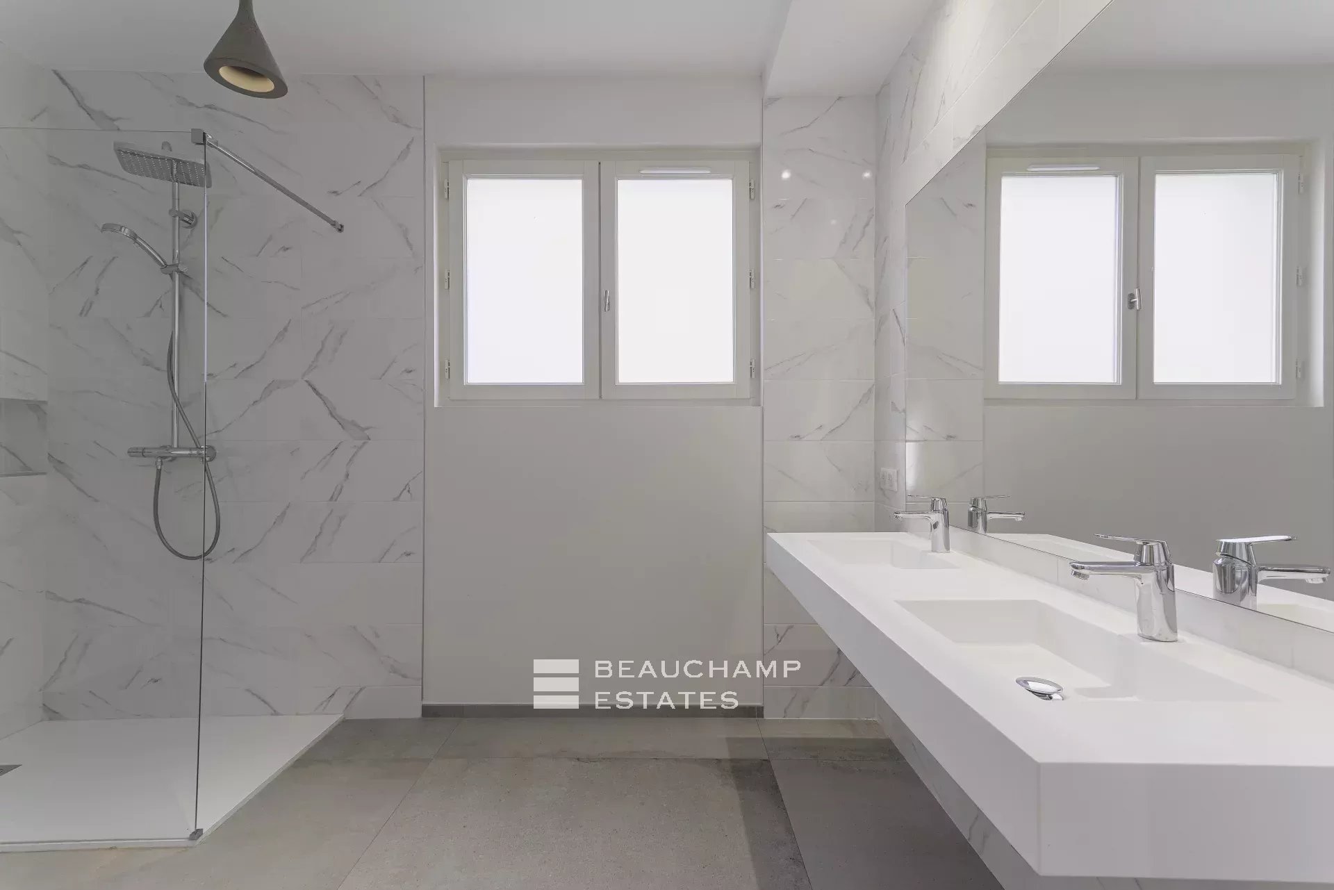 Villa néo-provençale de 7 chambres avec vue époustouflante sur le village de de Saint Paul de Vence Neo-Provençal villa with 7 bedrooms and breathtaking views of the village of Saint Paul de Vence