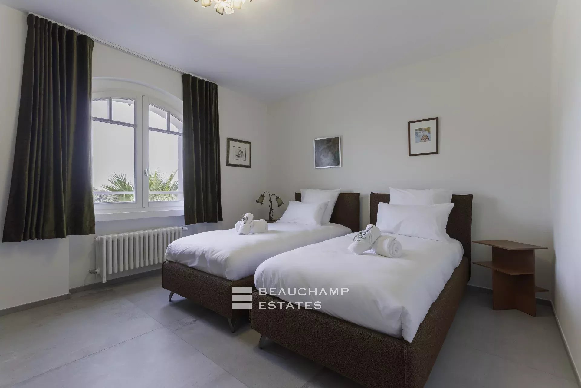 Villa néo-provençale de 7 chambres avec vue époustouflante sur le village de de Saint Paul de Vence Neo-Provençal villa with 7 bedrooms and breathtaking views of the village of Saint Paul de Vence