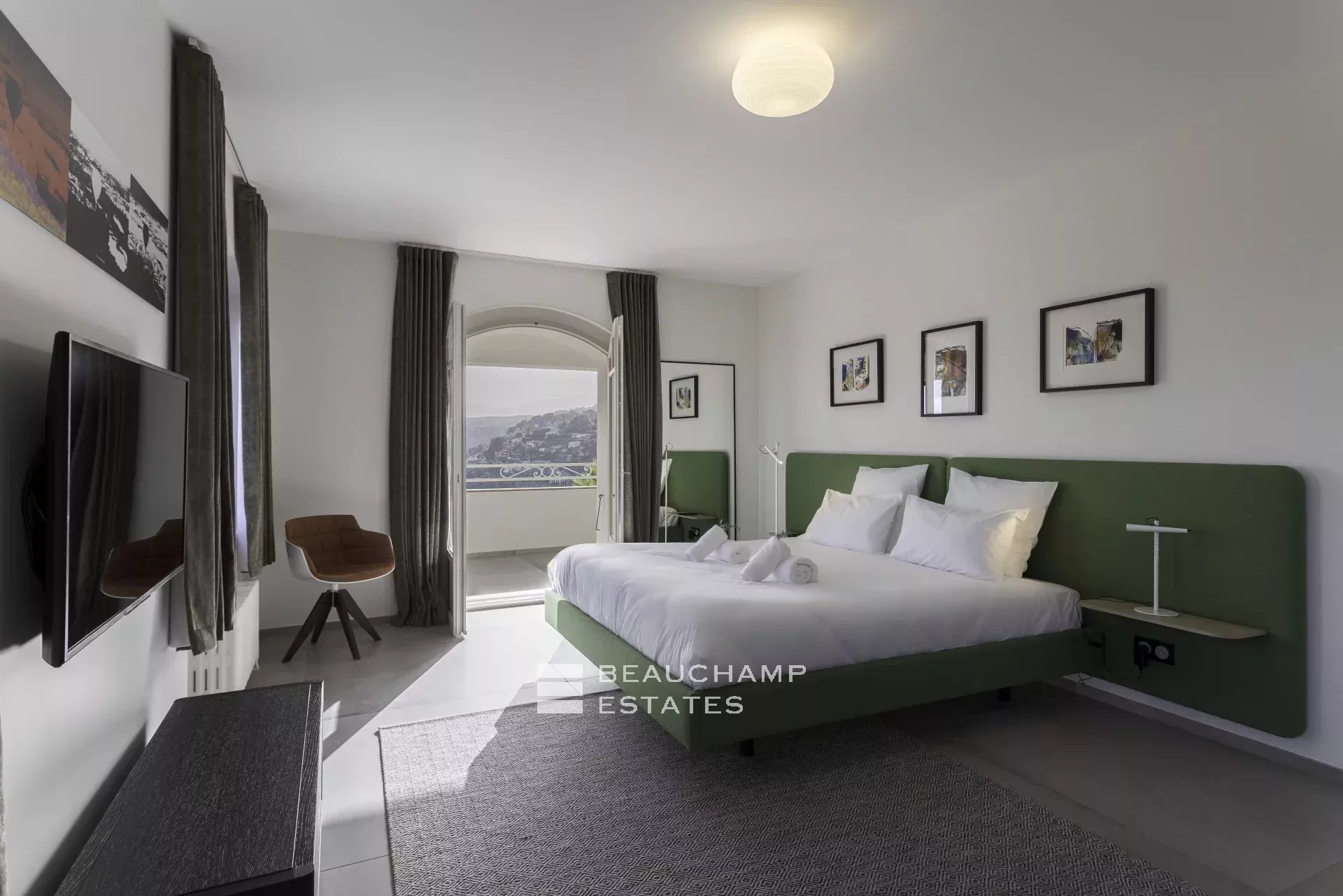 Villa néo-provençale de 7 chambres avec vue époustouflante sur le village de de Saint Paul de Vence Neo-Provençal villa with 7 bedrooms and breathtaking views of the village of Saint Paul de Vence