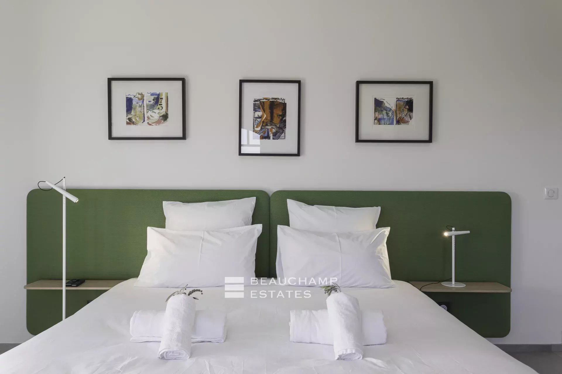 Villa néo-provençale de 7 chambres avec vue époustouflante sur le village de de Saint Paul de Vence Neo-Provençal villa with 7 bedrooms and breathtaking views of the village of Saint Paul de Vence