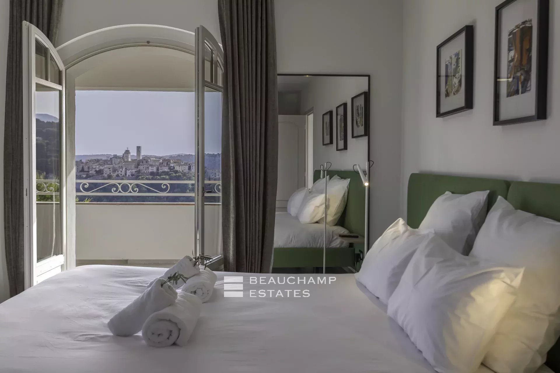 Villa néo-provençale de 7 chambres avec vue époustouflante sur le village de de Saint Paul de Vence Neo-Provençal villa with 7 bedrooms and breathtaking views of the village of Saint Paul de Vence