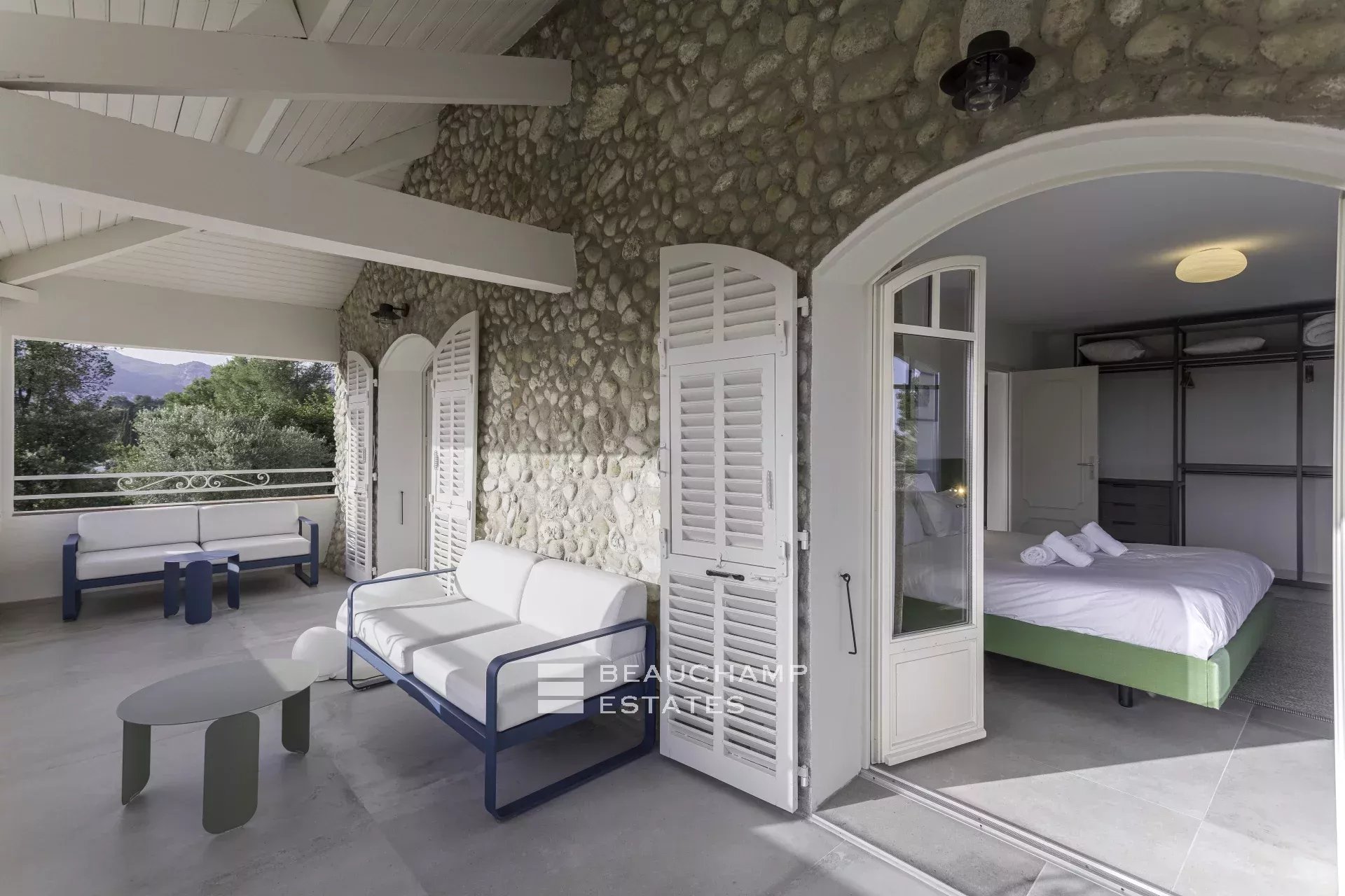 Villa néo-provençale de 7 chambres avec vue époustouflante sur le village de de Saint Paul de Vence Neo-Provençal villa with 7 bedrooms and breathtaking views of the village of Saint Paul de Vence