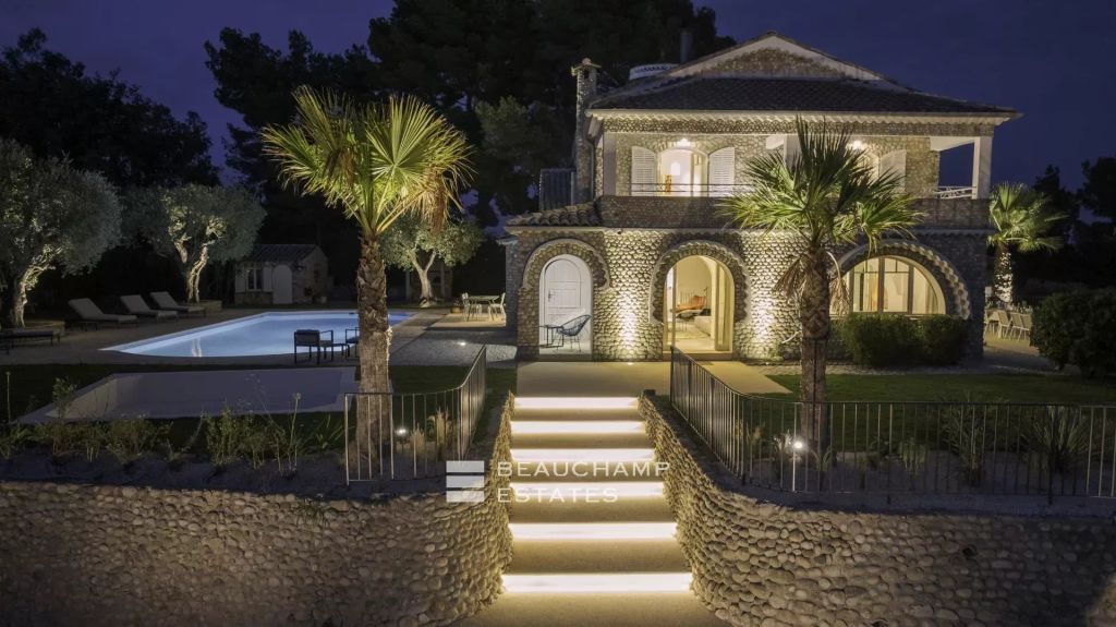 Neo-Provençal villa with 7 bedrooms and breathtaking views of the village of Saint Paul de Vence