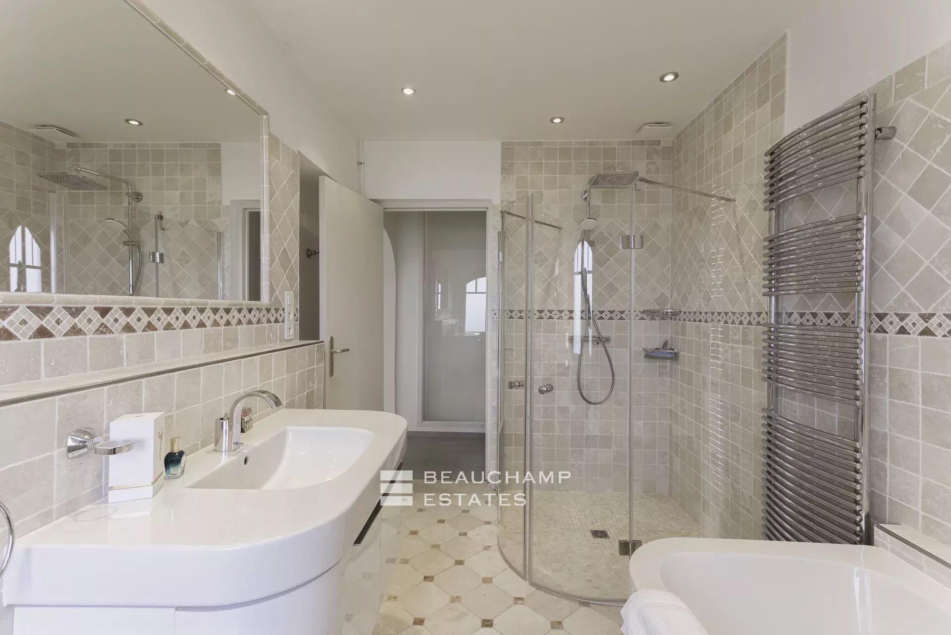 Villa néo-provençale de 7 chambres avec vue époustouflante sur le village de de Saint Paul de Vence Neo-Provençal villa with 7 bedrooms and breathtaking views of the village of Saint Paul de Vence