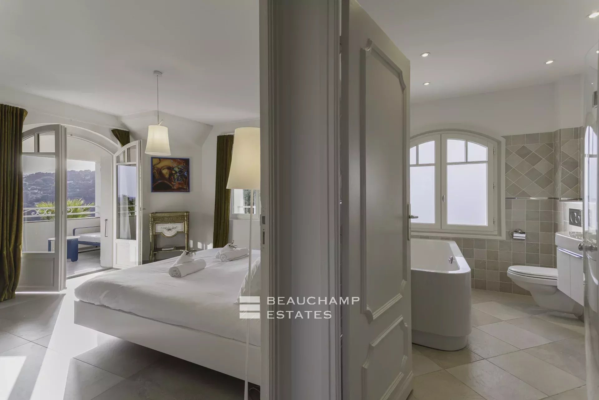 Villa néo-provençale de 7 chambres avec vue époustouflante sur le village de de Saint Paul de Vence Neo-Provençal villa with 7 bedrooms and breathtaking views of the village of Saint Paul de Vence