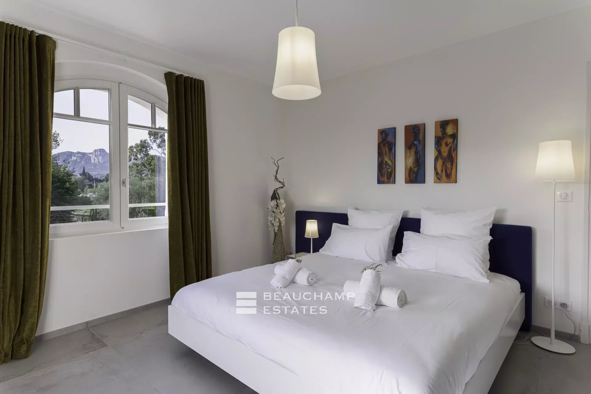 Villa néo-provençale de 7 chambres avec vue époustouflante sur le village de de Saint Paul de Vence Neo-Provençal villa with 7 bedrooms and breathtaking views of the village of Saint Paul de Vence