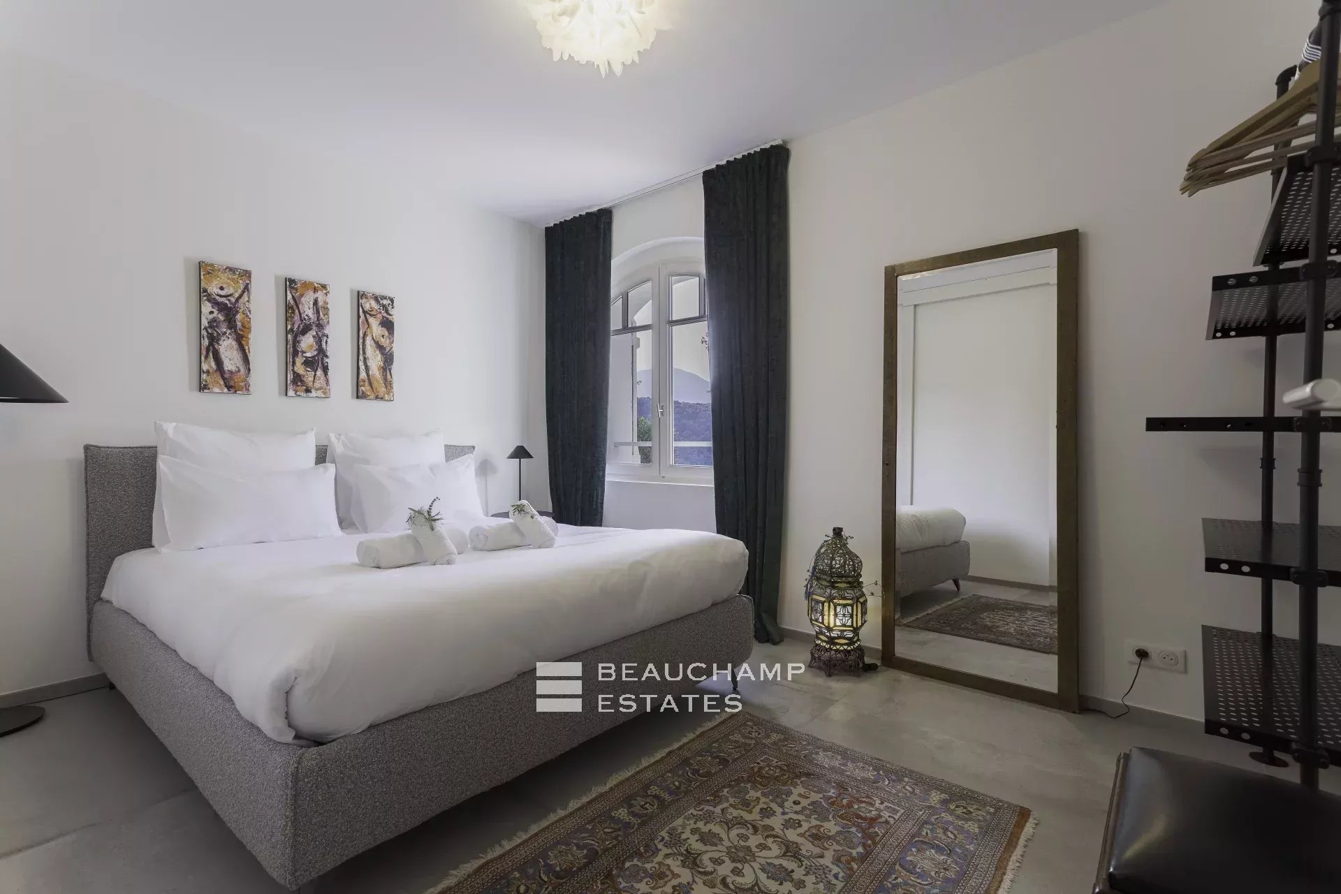 Villa néo-provençale de 7 chambres avec vue époustouflante sur le village de de Saint Paul de Vence Neo-Provençal villa with 7 bedrooms and breathtaking views of the village of Saint Paul de Vence