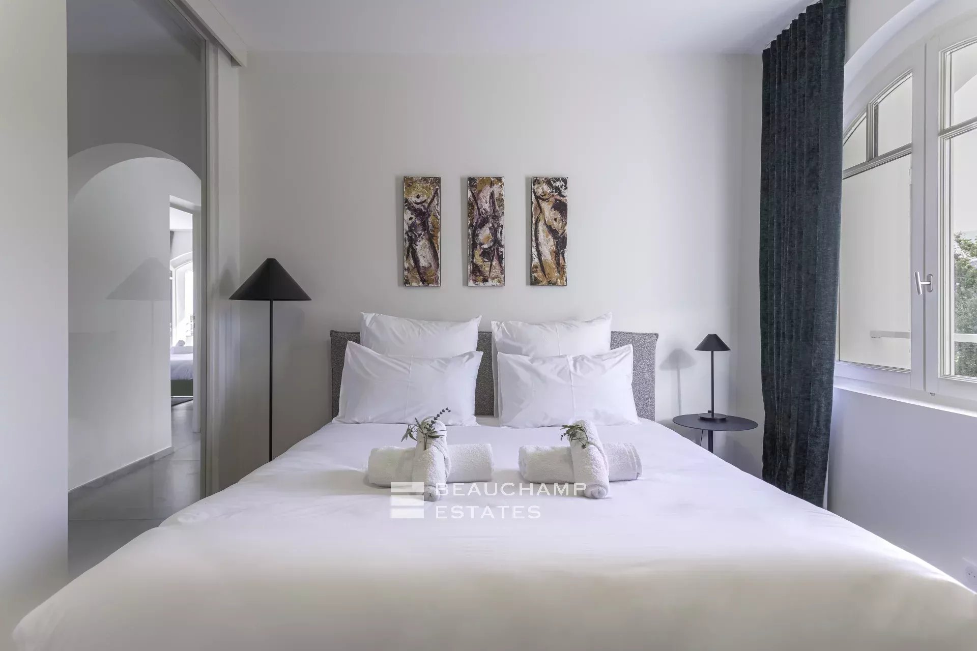 Villa néo-provençale de 7 chambres avec vue époustouflante sur le village de de Saint Paul de Vence Neo-Provençal villa with 7 bedrooms and breathtaking views of the village of Saint Paul de Vence