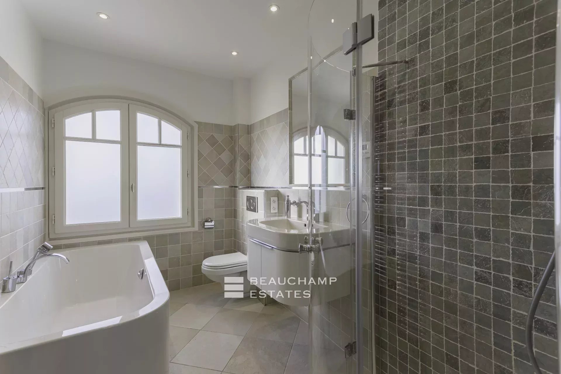 Villa néo-provençale de 7 chambres avec vue époustouflante sur le village de de Saint Paul de Vence Neo-Provençal villa with 7 bedrooms and breathtaking views of the village of Saint Paul de Vence