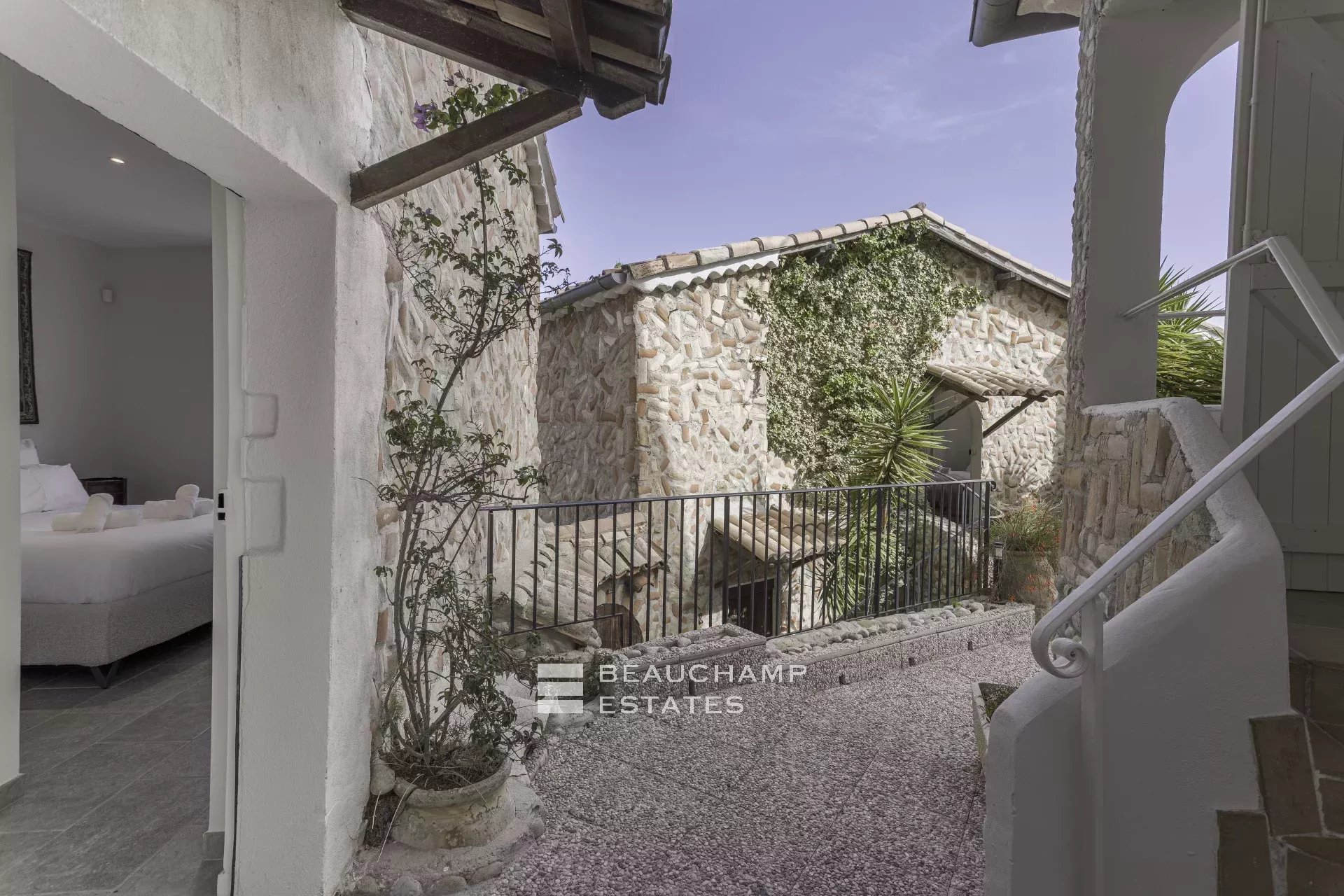 Villa néo-provençale de 7 chambres avec vue époustouflante sur le village de de Saint Paul de Vence Neo-Provençal villa with 7 bedrooms and breathtaking views of the village of Saint Paul de Vence