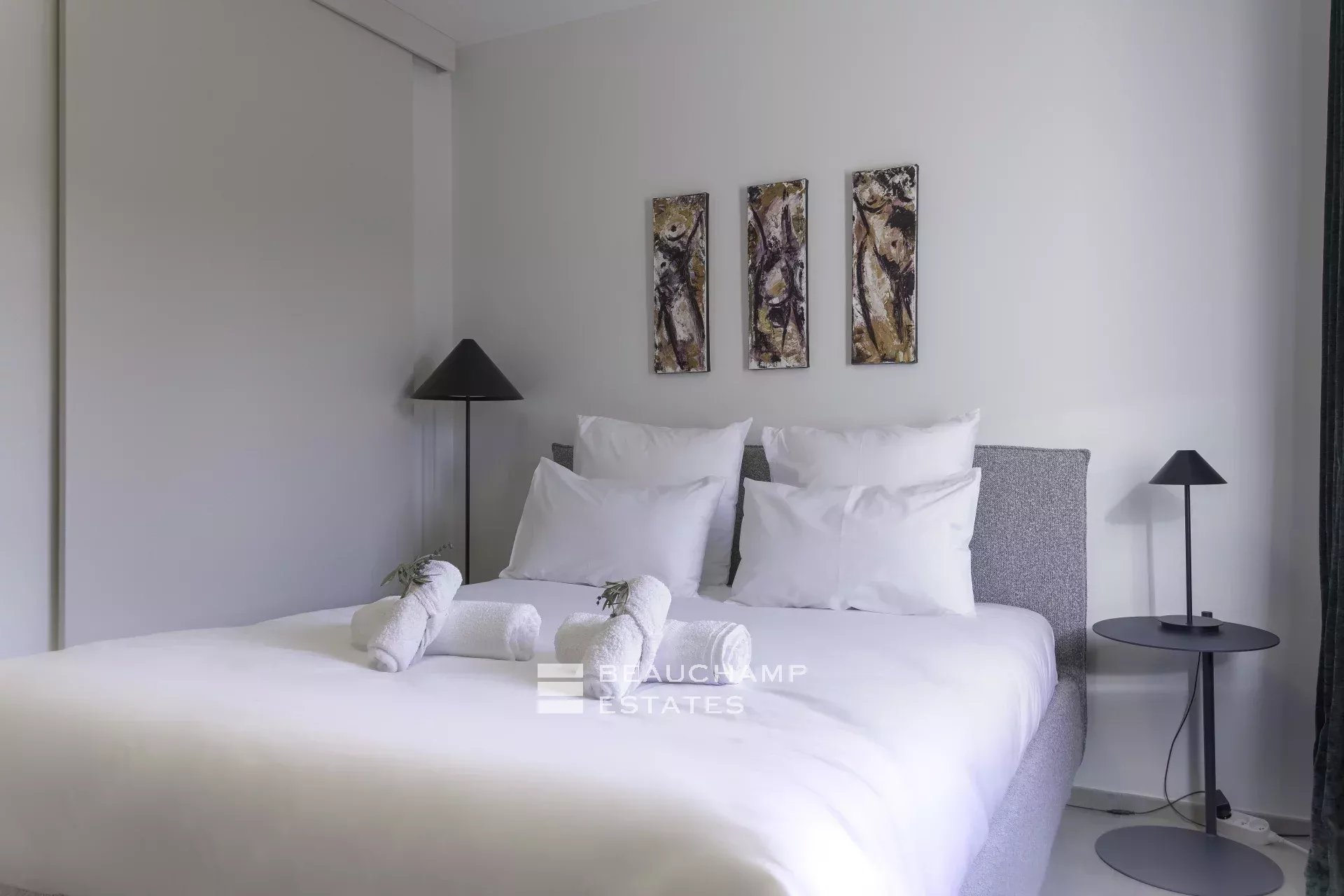 Villa néo-provençale de 7 chambres avec vue époustouflante sur le village de de Saint Paul de Vence Neo-Provençal villa with 7 bedrooms and breathtaking views of the village of Saint Paul de Vence