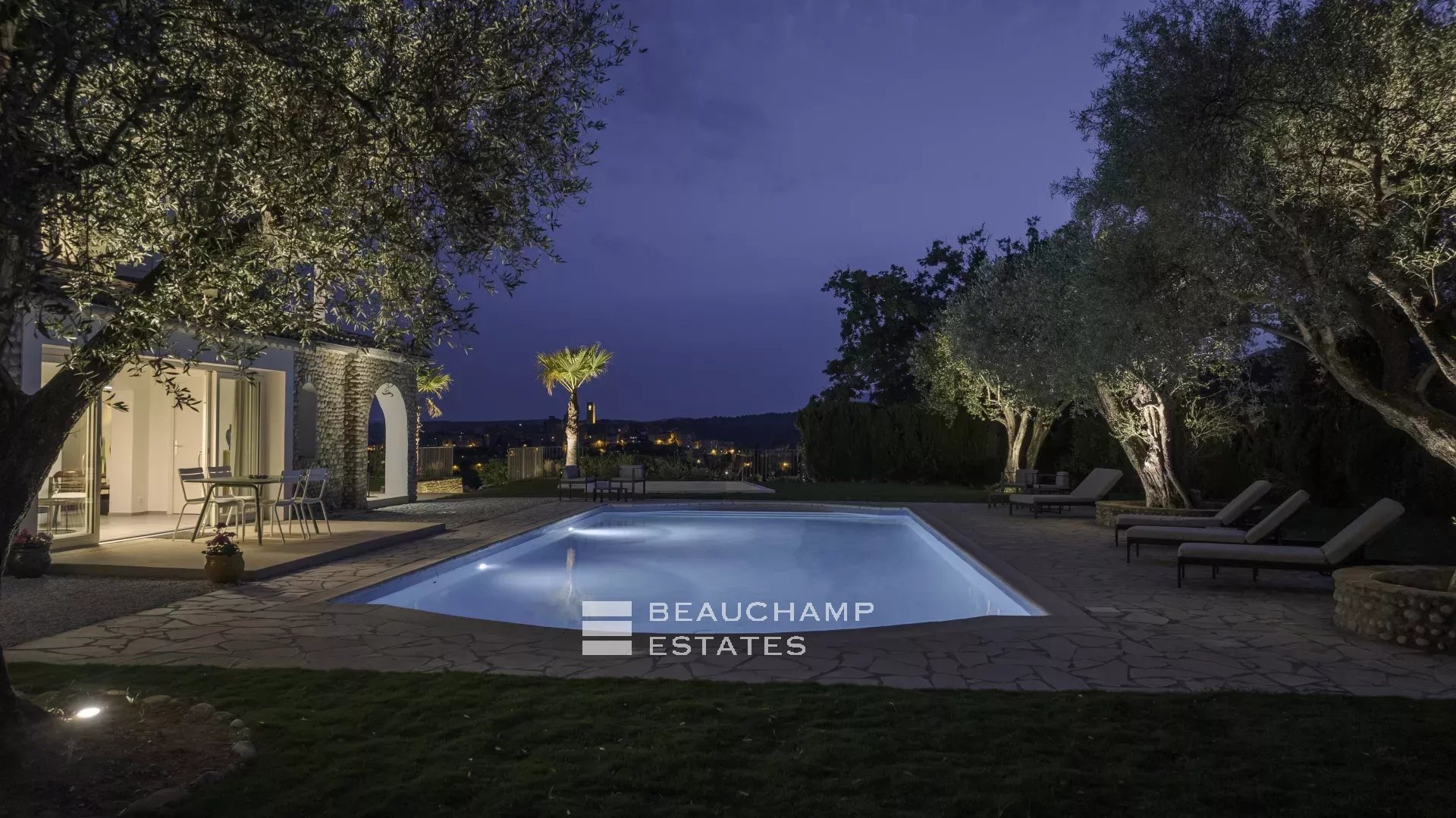 Villa néo-provençale de 7 chambres avec vue époustouflante sur le village de de Saint Paul de Vence Neo-Provençal villa with 7 bedrooms and breathtaking views of the village of Saint Paul de Vence