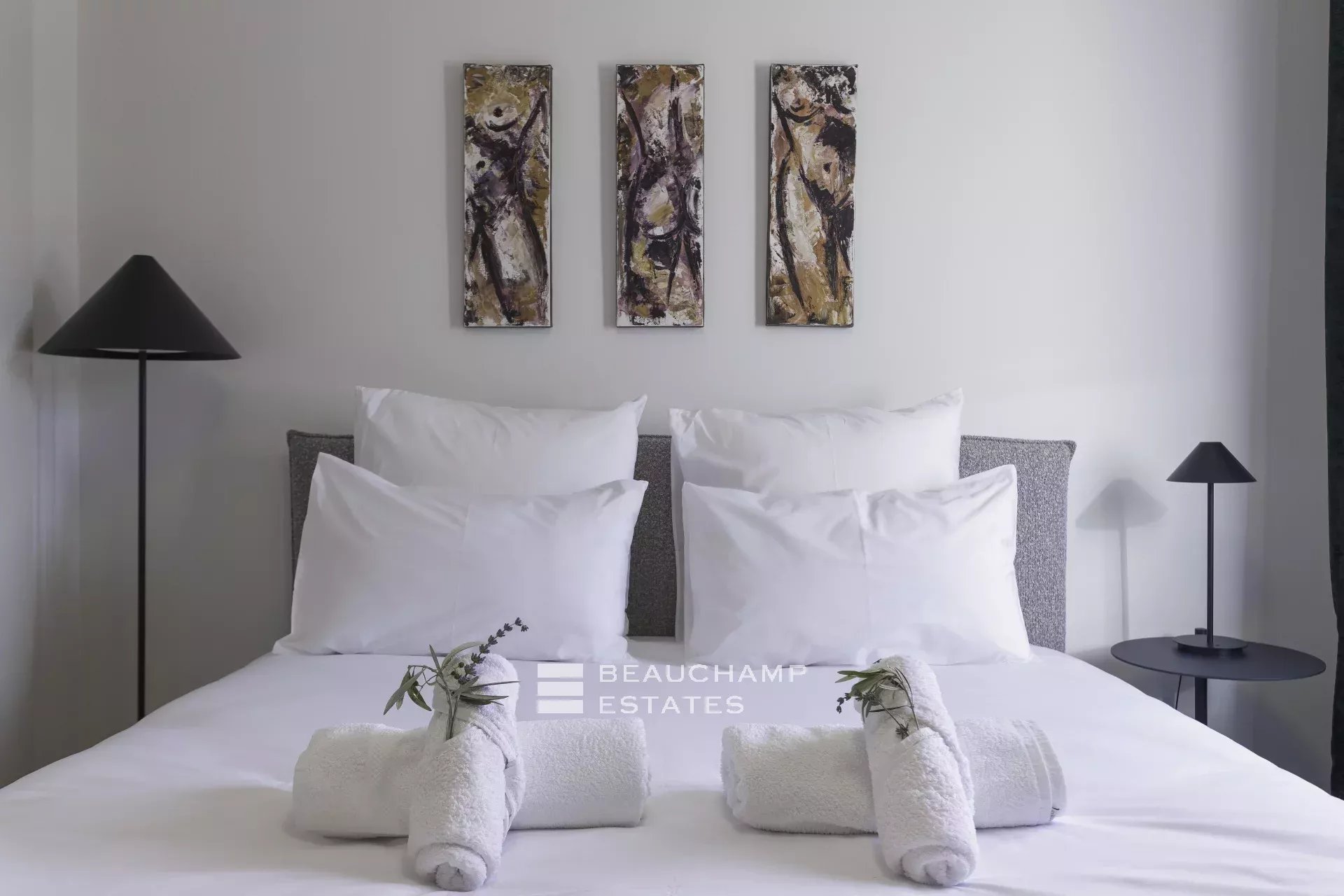 Villa néo-provençale de 7 chambres avec vue époustouflante sur le village de de Saint Paul de Vence Neo-Provençal villa with 7 bedrooms and breathtaking views of the village of Saint Paul de Vence