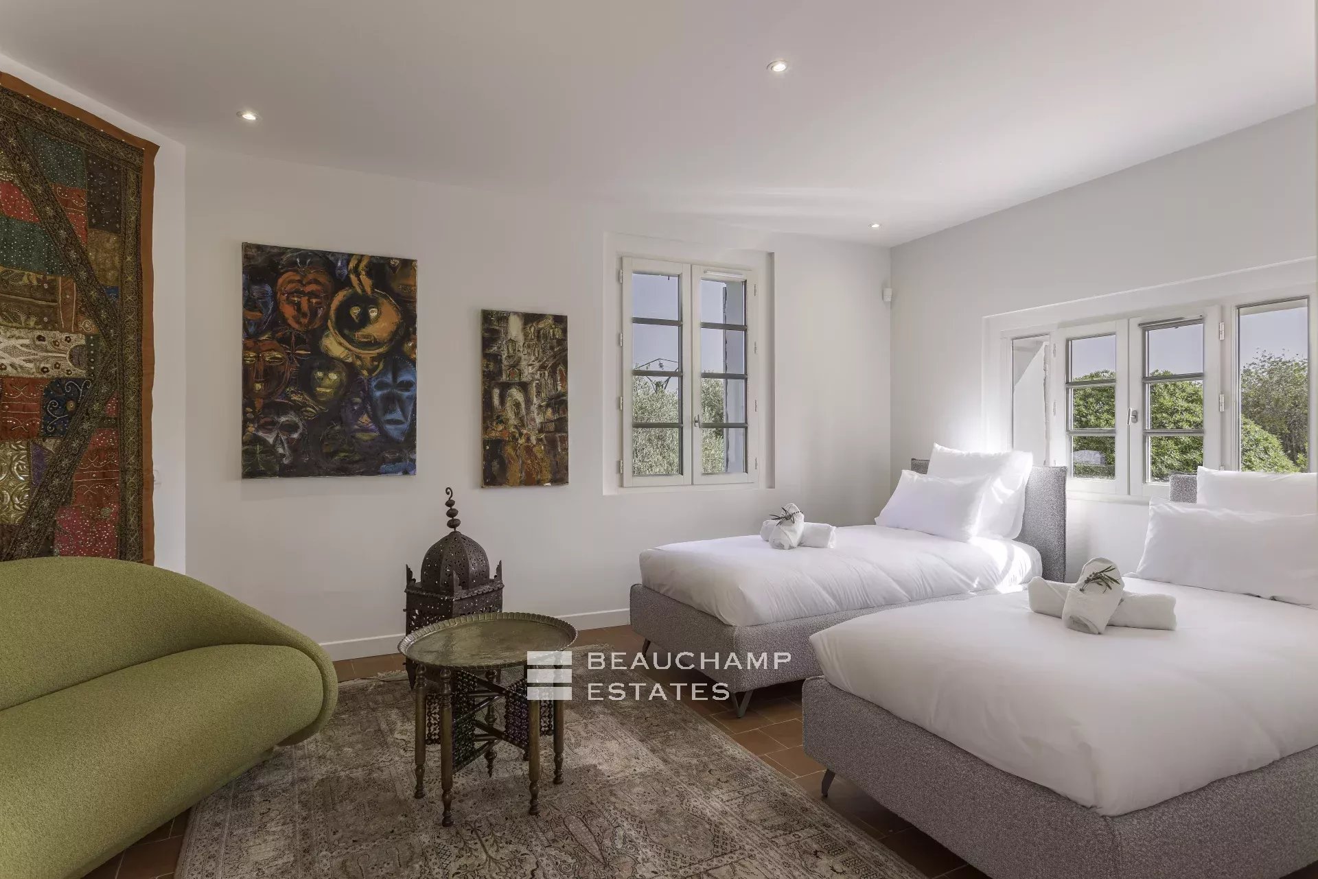 Villa néo-provençale de 7 chambres avec vue époustouflante sur le village de de Saint Paul de Vence Neo-Provençal villa with 7 bedrooms and breathtaking views of the village of Saint Paul de Vence