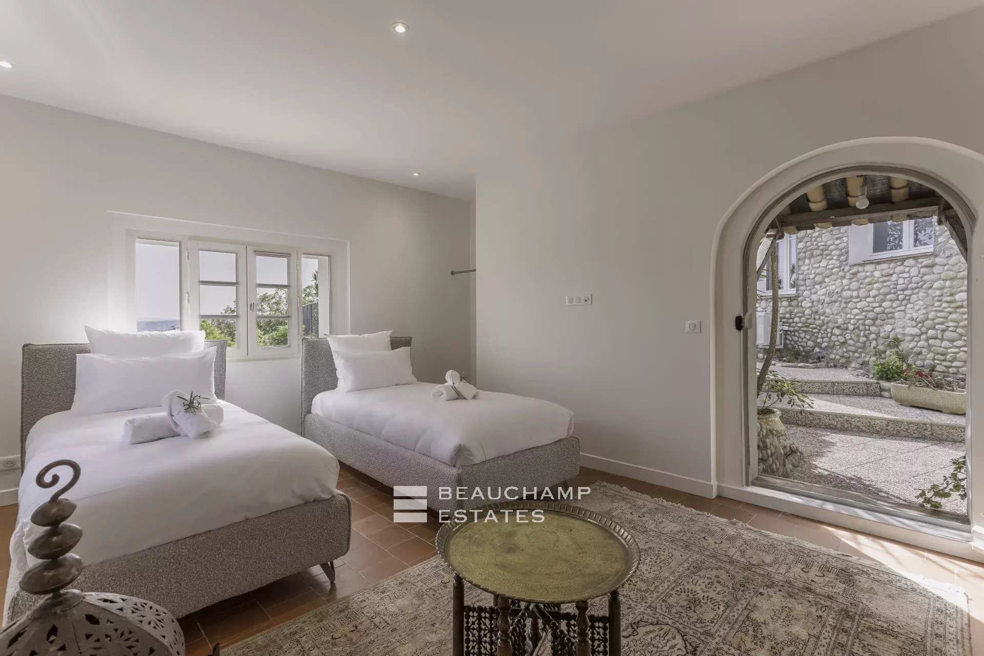 Villa néo-provençale de 7 chambres avec vue époustouflante sur le village de de Saint Paul de Vence Neo-Provençal villa with 7 bedrooms and breathtaking views of the village of Saint Paul de Vence