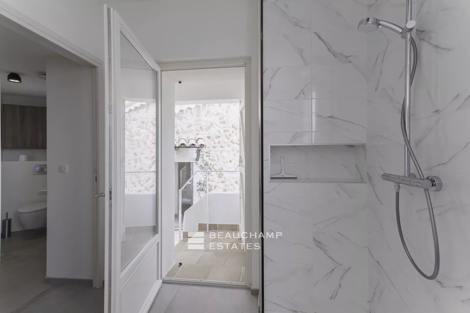 Villa néo-provençale de 7 chambres avec vue époustouflante sur le village de de Saint Paul de Vence Neo-Provençal villa with 7 bedrooms and breathtaking views of the village of Saint Paul de Vence