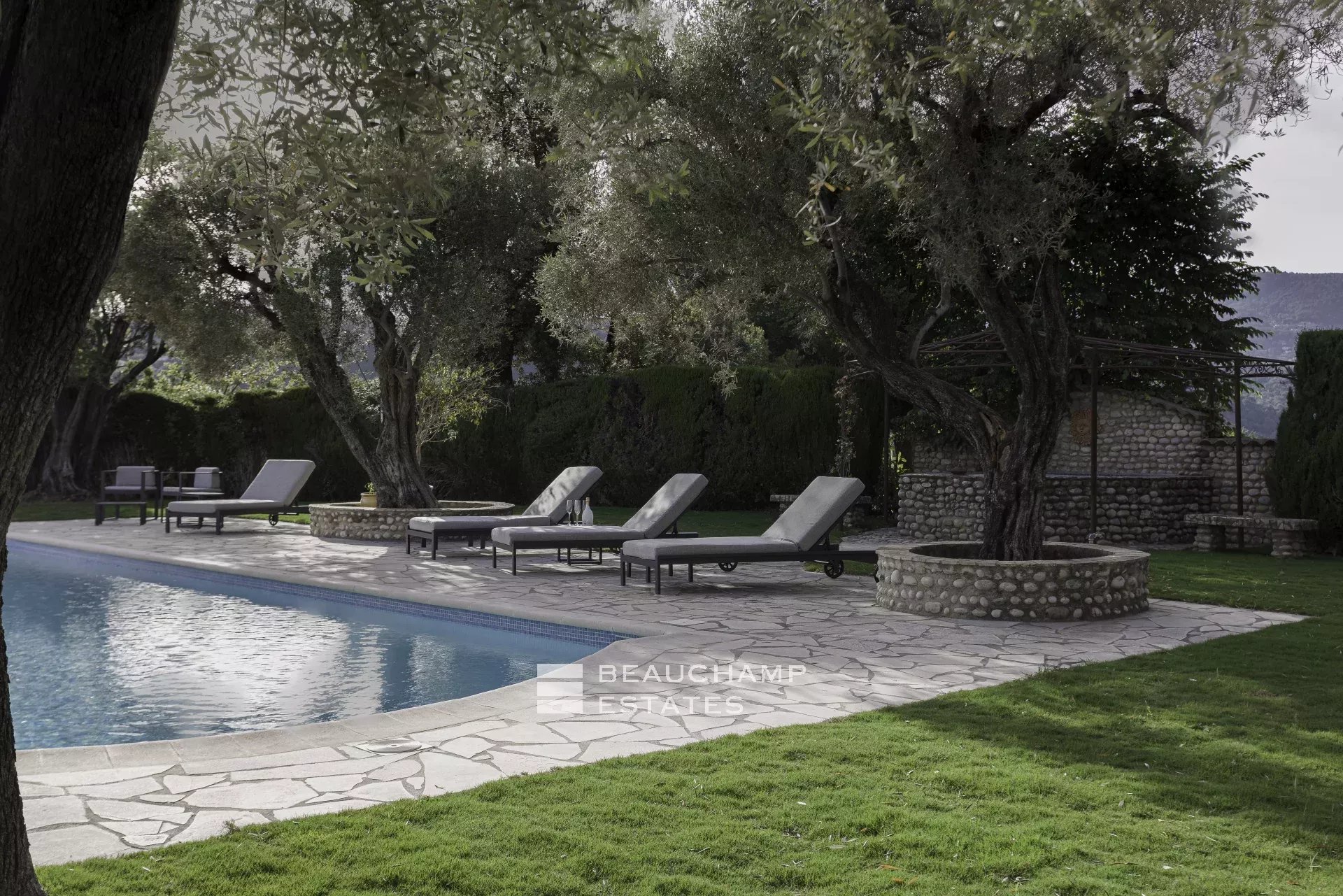 Villa néo-provençale de 7 chambres avec vue époustouflante sur le village de de Saint Paul de Vence Neo-Provençal villa with 7 bedrooms and breathtaking views of the village of Saint Paul de Vence