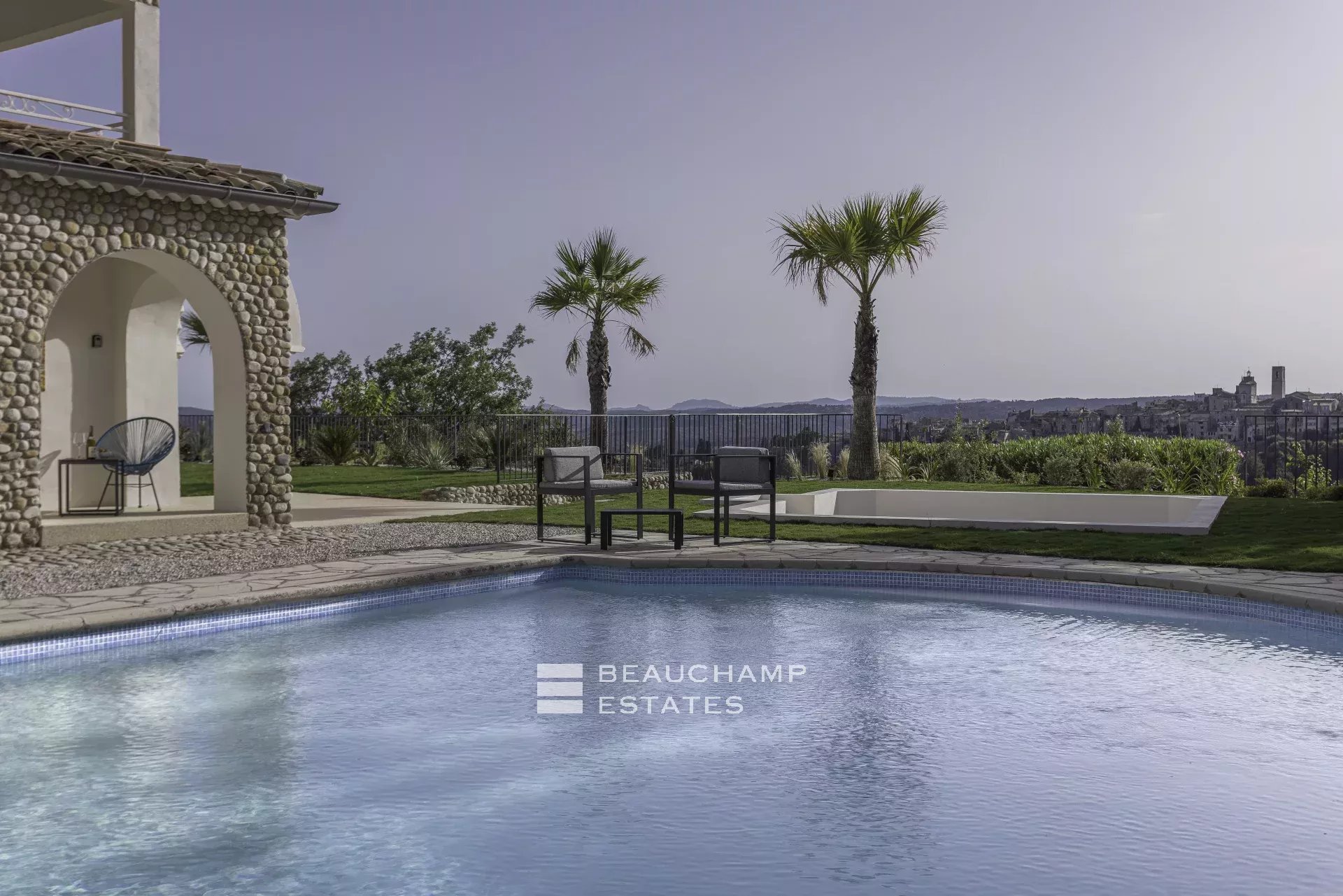 Villa néo-provençale de 7 chambres avec vue époustouflante sur le village de de Saint Paul de Vence Neo-Provençal villa with 7 bedrooms and breathtaking views of the village of Saint Paul de Vence