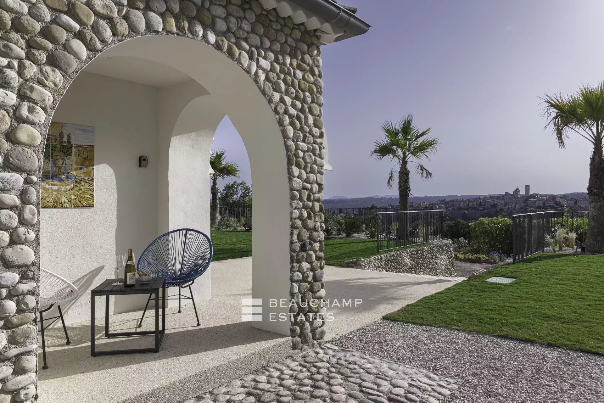 Villa néo-provençale de 7 chambres avec vue époustouflante sur le village de de Saint Paul de Vence Neo-Provençal villa with 7 bedrooms and breathtaking views of the village of Saint Paul de Vence