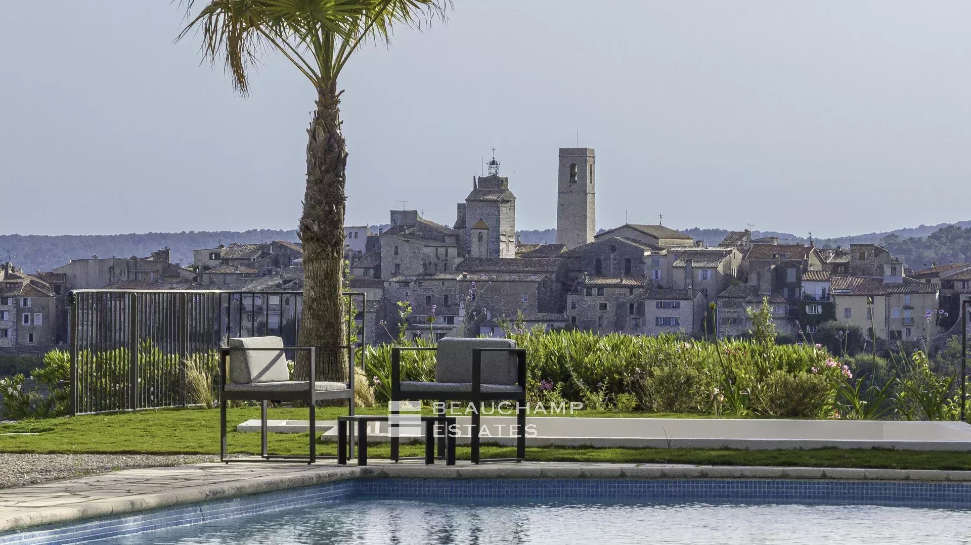 Villa néo-provençale de 7 chambres avec vue époustouflante sur le village de de Saint Paul de Vence Neo-Provençal villa with 7 bedrooms and breathtaking views of the village of Saint Paul de Vence