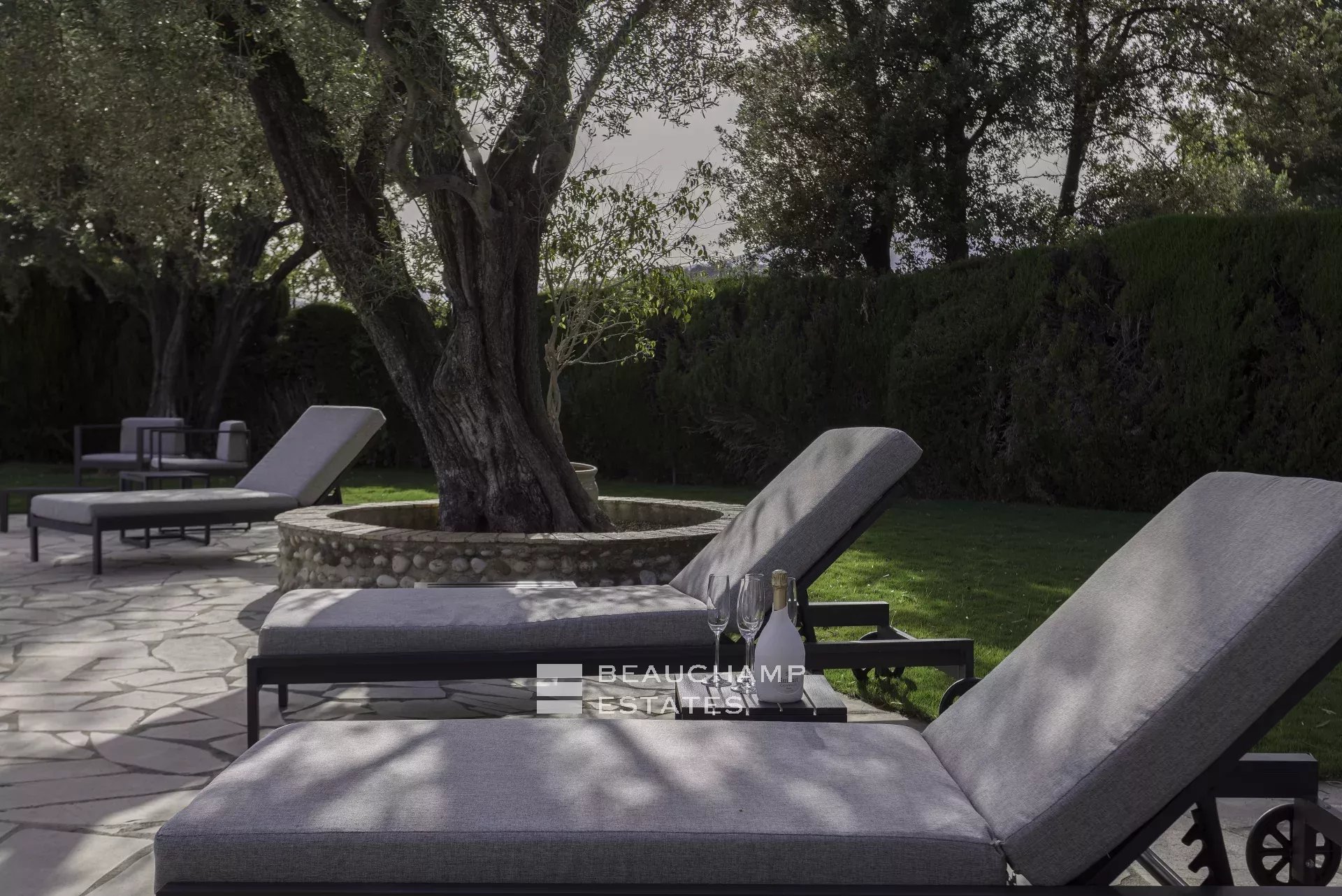 Villa néo-provençale de 7 chambres avec vue époustouflante sur le village de de Saint Paul de Vence Neo-Provençal villa with 7 bedrooms and breathtaking views of the village of Saint Paul de Vence