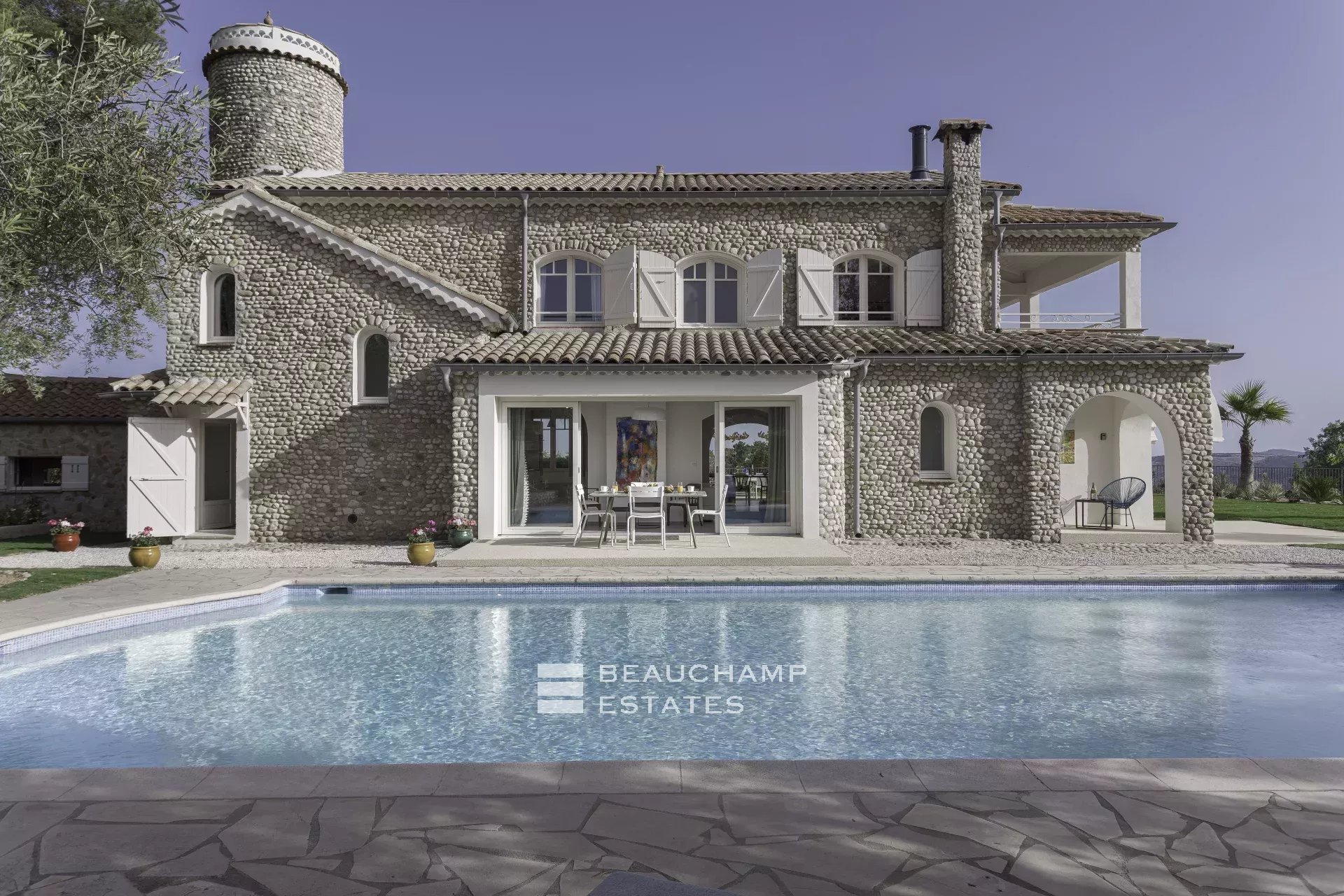 Villa néo-provençale de 7 chambres avec vue époustouflante sur le village de de Saint Paul de Vence Neo-Provençal villa with 7 bedrooms and breathtaking views of the village of Saint Paul de Vence