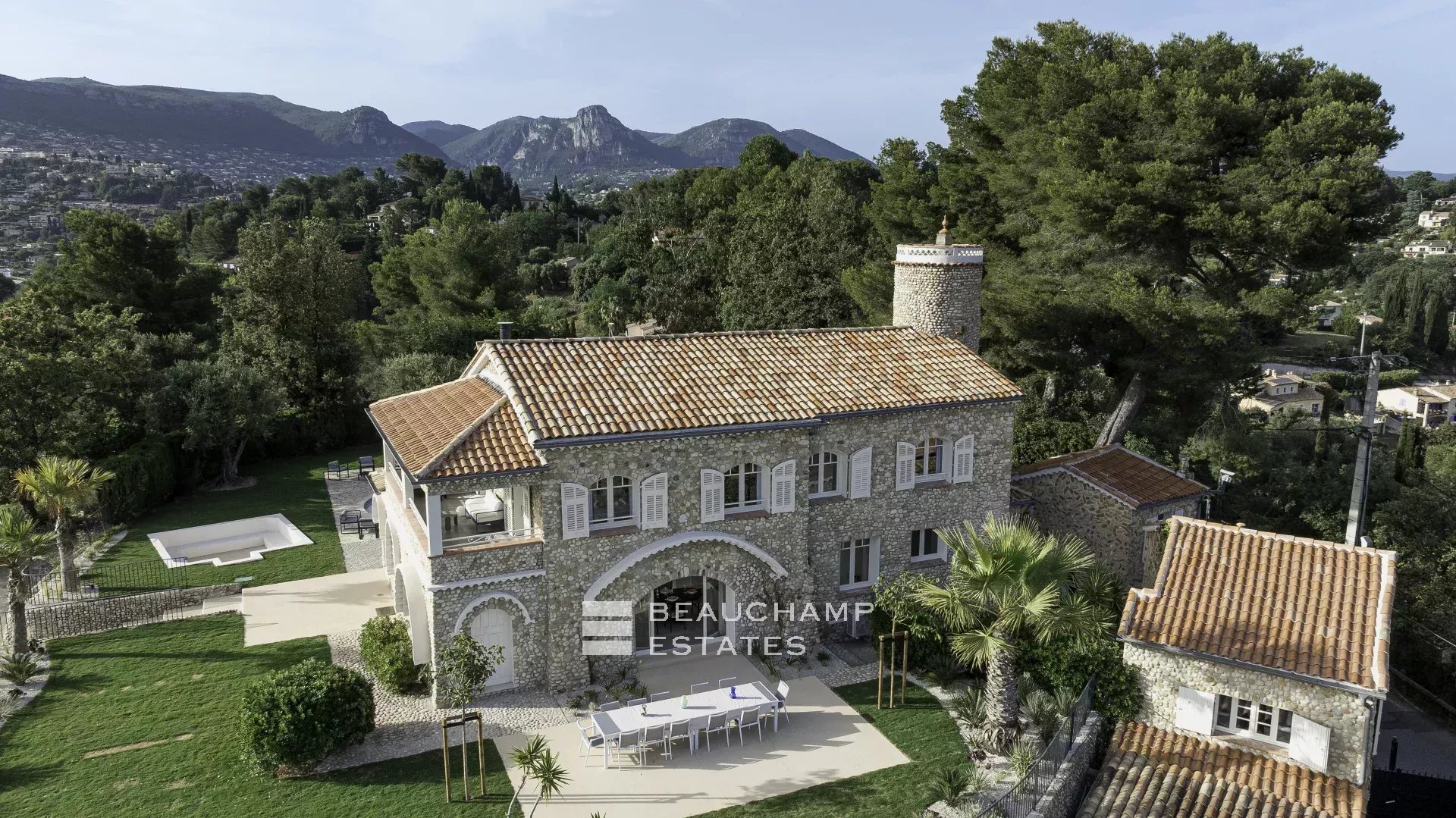 Villa néo-provençale de 7 chambres avec vue époustouflante sur le village de de Saint Paul de Vence Neo-Provençal villa with 7 bedrooms and breathtaking views of the village of Saint Paul de Vence