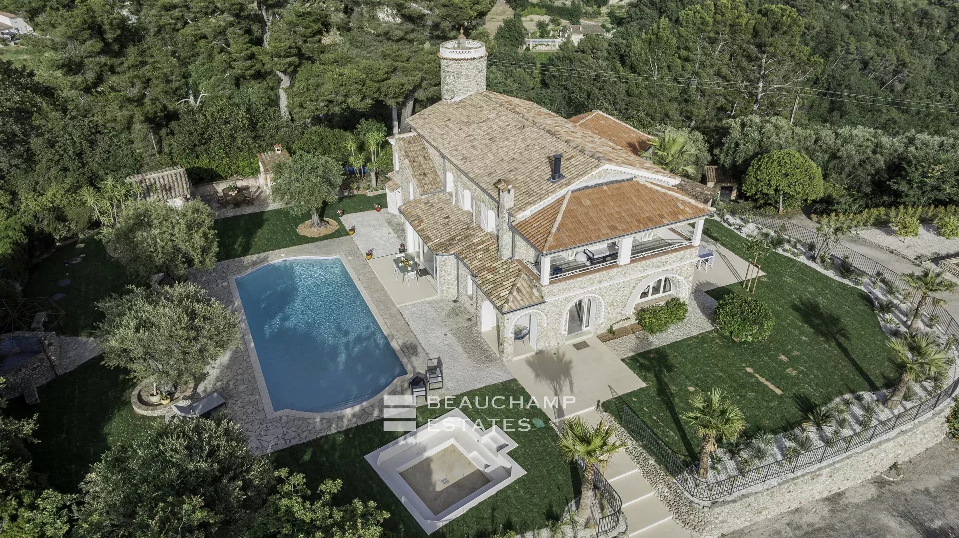 Villa néo-provençale de 7 chambres avec vue époustouflante sur le village de de Saint Paul de Vence Neo-Provençal villa with 7 bedrooms and breathtaking views of the village of Saint Paul de Vence