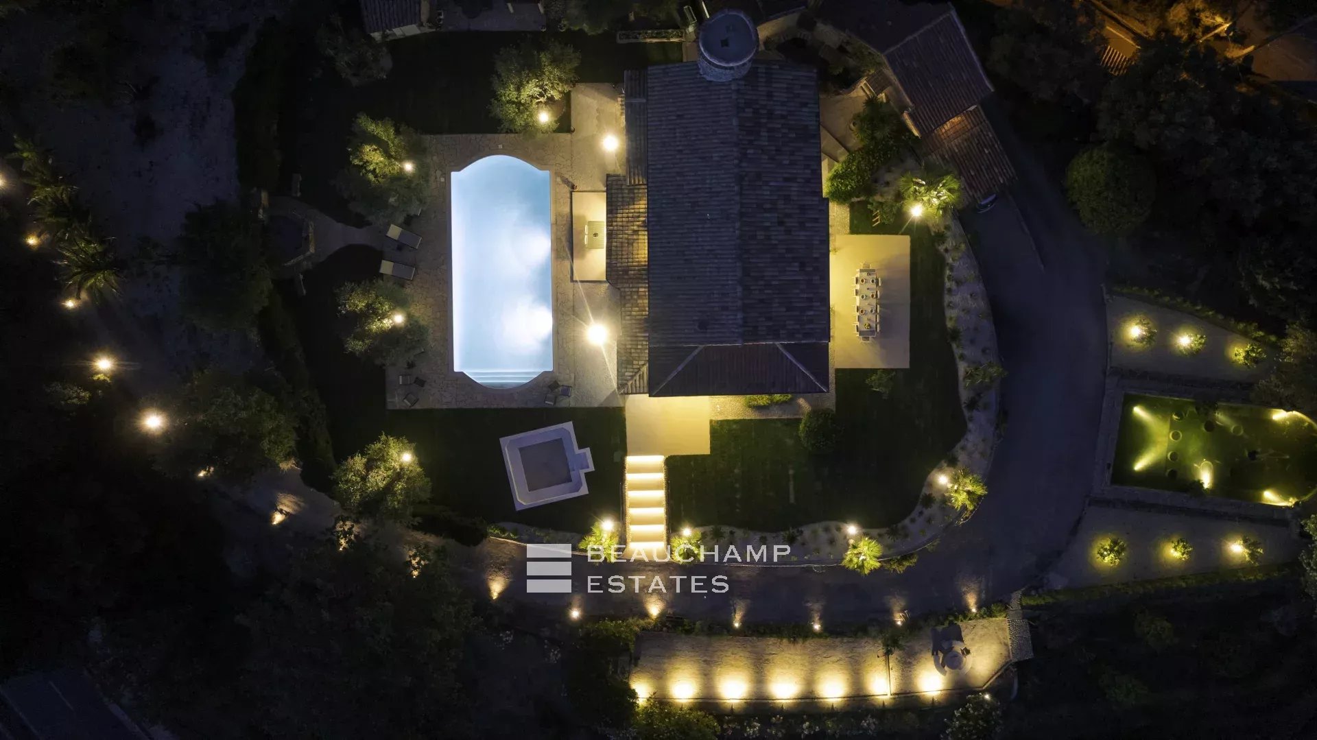 Villa néo-provençale de 7 chambres avec vue époustouflante sur le village de de Saint Paul de Vence Neo-Provençal villa with 7 bedrooms and breathtaking views of the village of Saint Paul de Vence