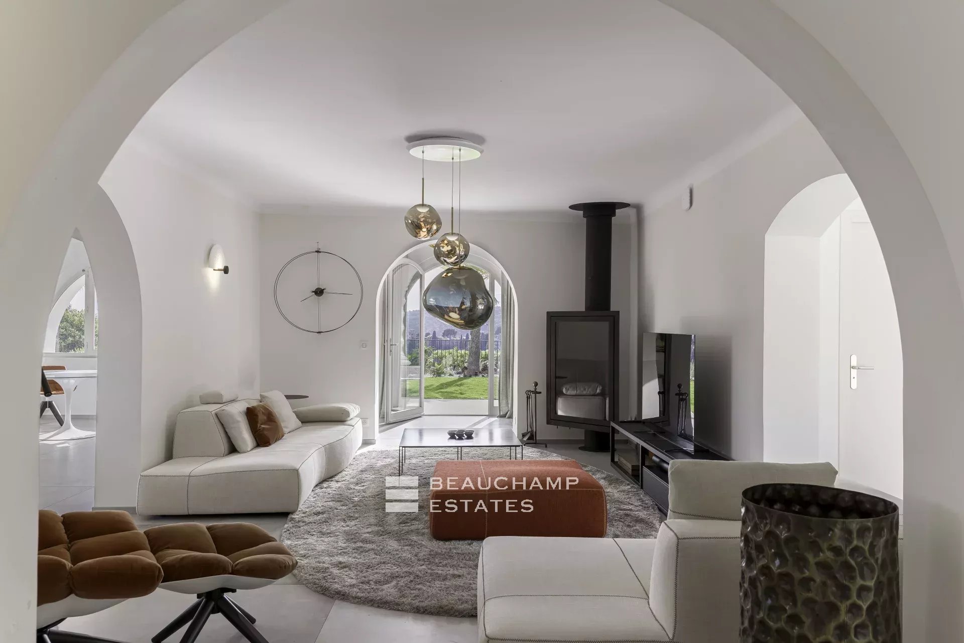 Villa néo-provençale de 7 chambres avec vue époustouflante sur le village de de Saint Paul de Vence Neo-Provençal villa with 7 bedrooms and breathtaking views of the village of Saint Paul de Vence