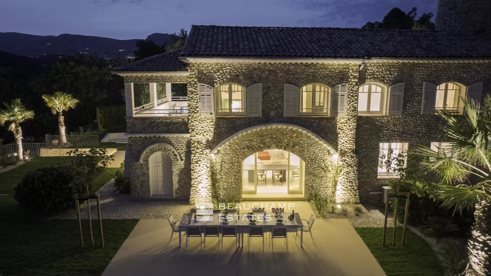 Villa néo-provençale de 7 chambres avec vue époustouflante sur le village de de Saint Paul de Vence Neo-Provençal villa with 7 bedrooms and breathtaking views of the village of Saint Paul de Vence