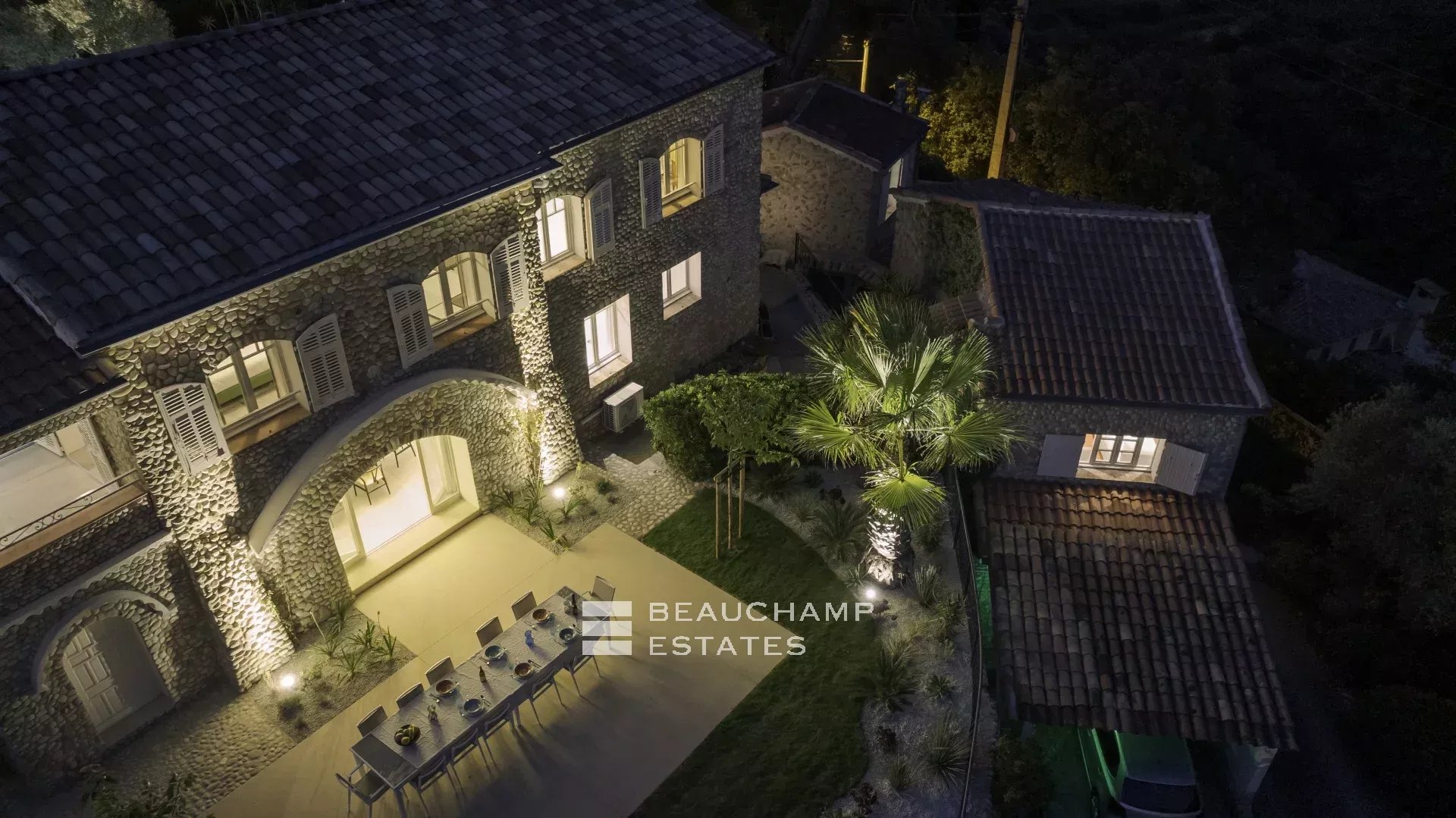 Villa néo-provençale de 7 chambres avec vue époustouflante sur le village de de Saint Paul de Vence Neo-Provençal villa with 7 bedrooms and breathtaking views of the village of Saint Paul de Vence