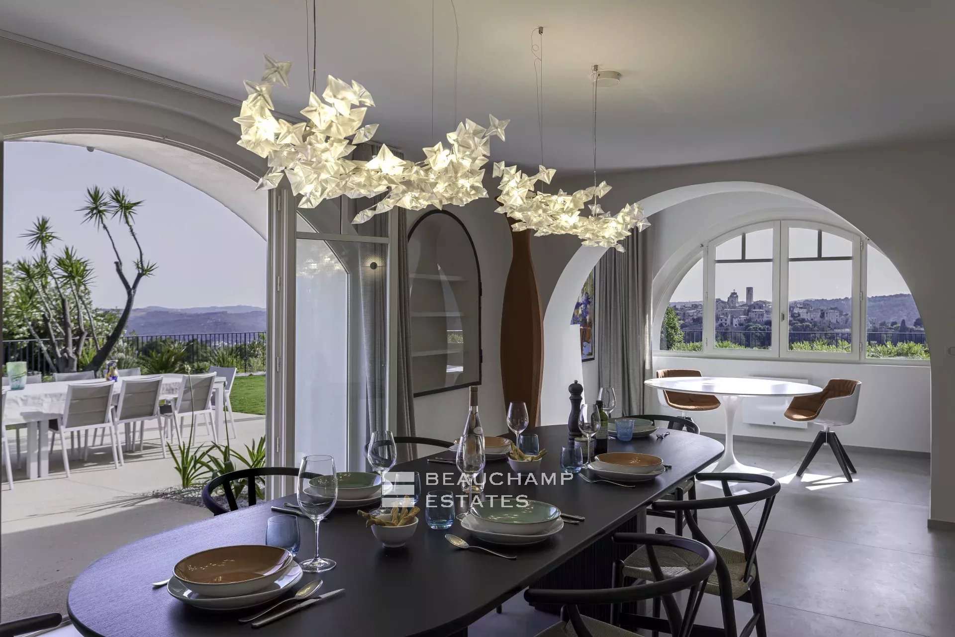 Villa néo-provençale de 7 chambres avec vue époustouflante sur le village de de Saint Paul de Vence Neo-Provençal villa with 7 bedrooms and breathtaking views of the village of Saint Paul de Vence