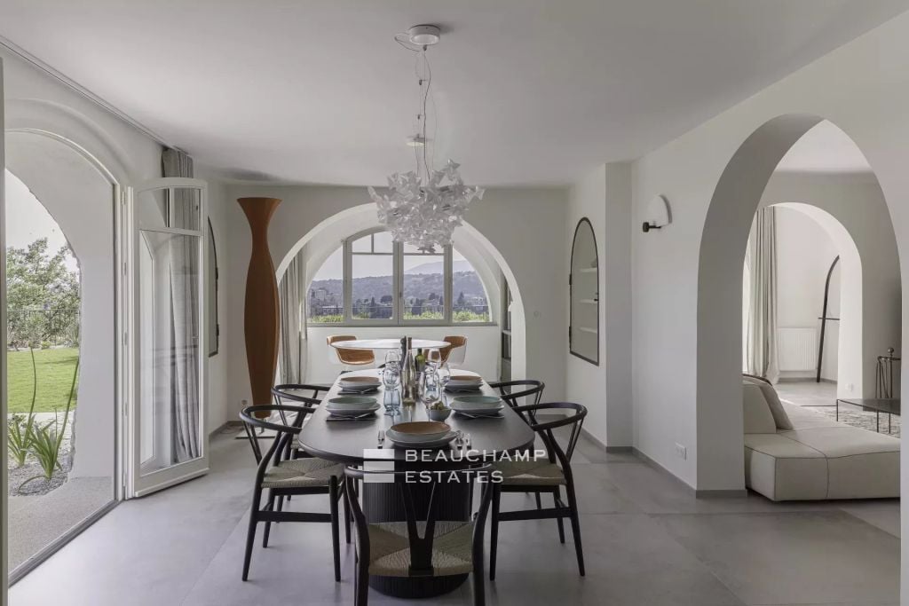 Neo-Provençal villa with 7 bedrooms and breathtaking views of the village of Saint Paul de Vence