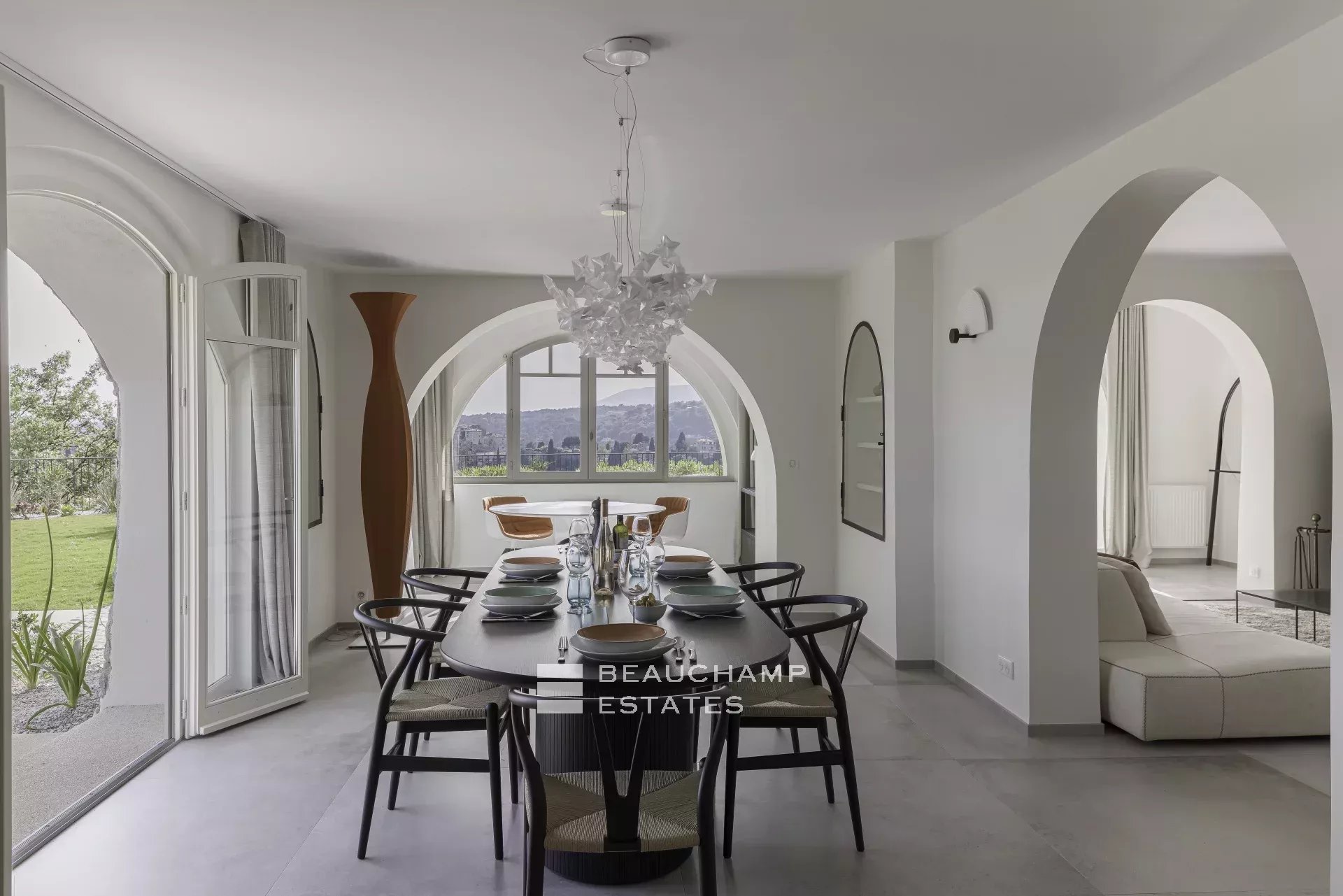 Villa néo-provençale de 7 chambres avec vue époustouflante sur le village de de Saint Paul de Vence Neo-Provençal villa with 7 bedrooms and breathtaking views of the village of Saint Paul de Vence