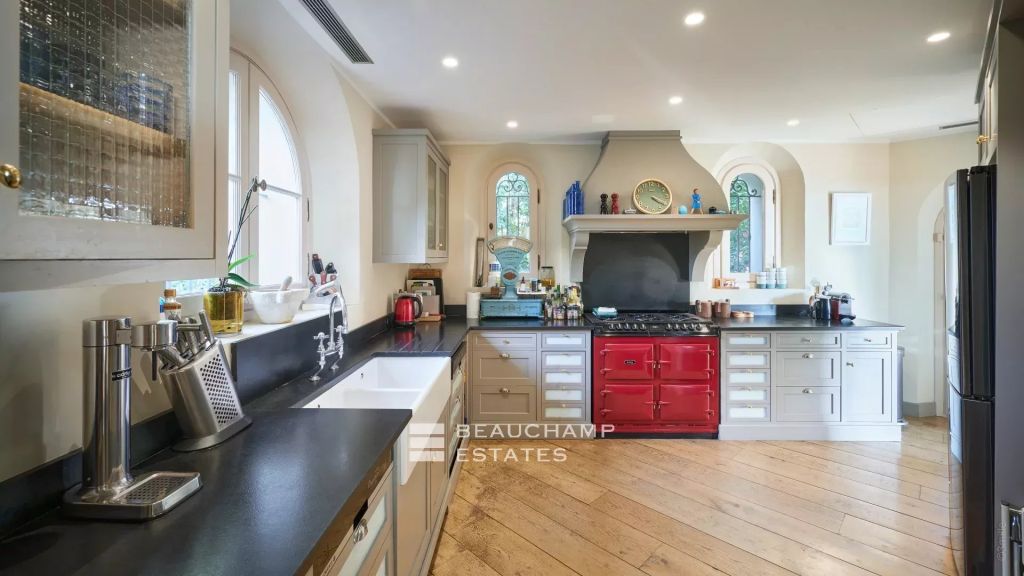 Cap d’Antibes – sea view villa with swimming pool within walking distance to beaches and shops