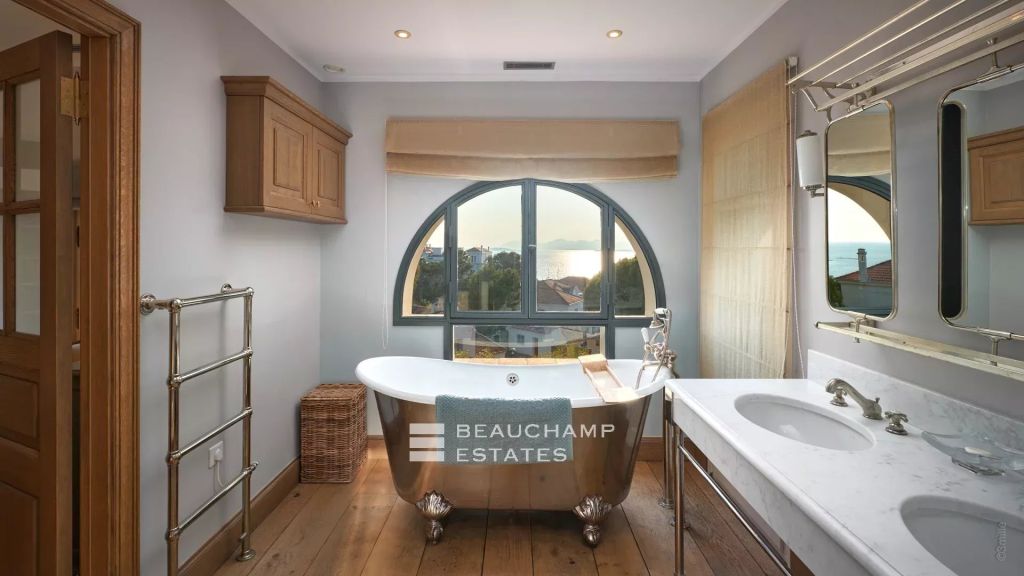 Cap d’Antibes – sea view villa with swimming pool within walking distance to beaches and shops