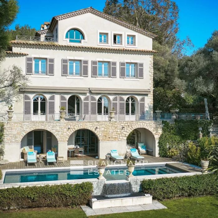 Cap d’Antibes – Villa avec piscine et vue mer à pied des plages et des commerces