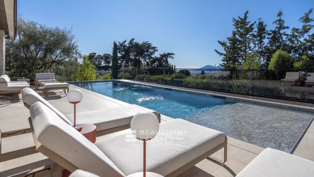New contemporary villa with sea view – Le Cannet