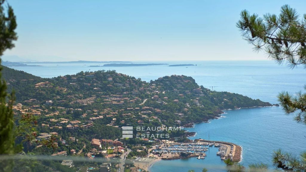 New contemporary villa with sea view