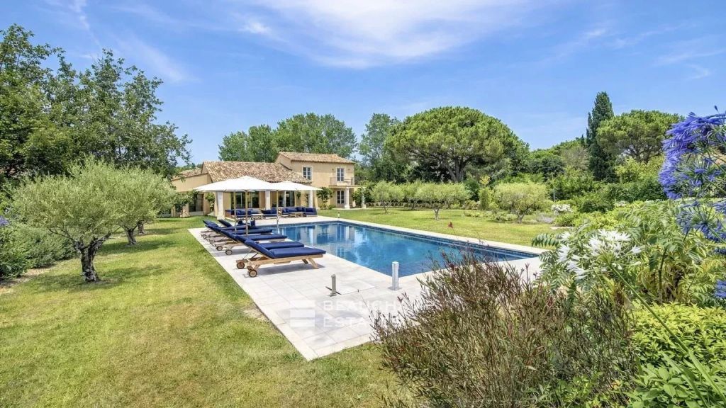 New villa walking distance of Canoubiers beach