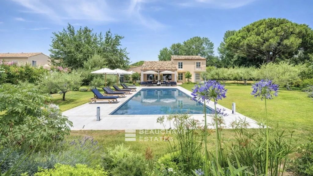New villa walking distance of Canoubiers beach